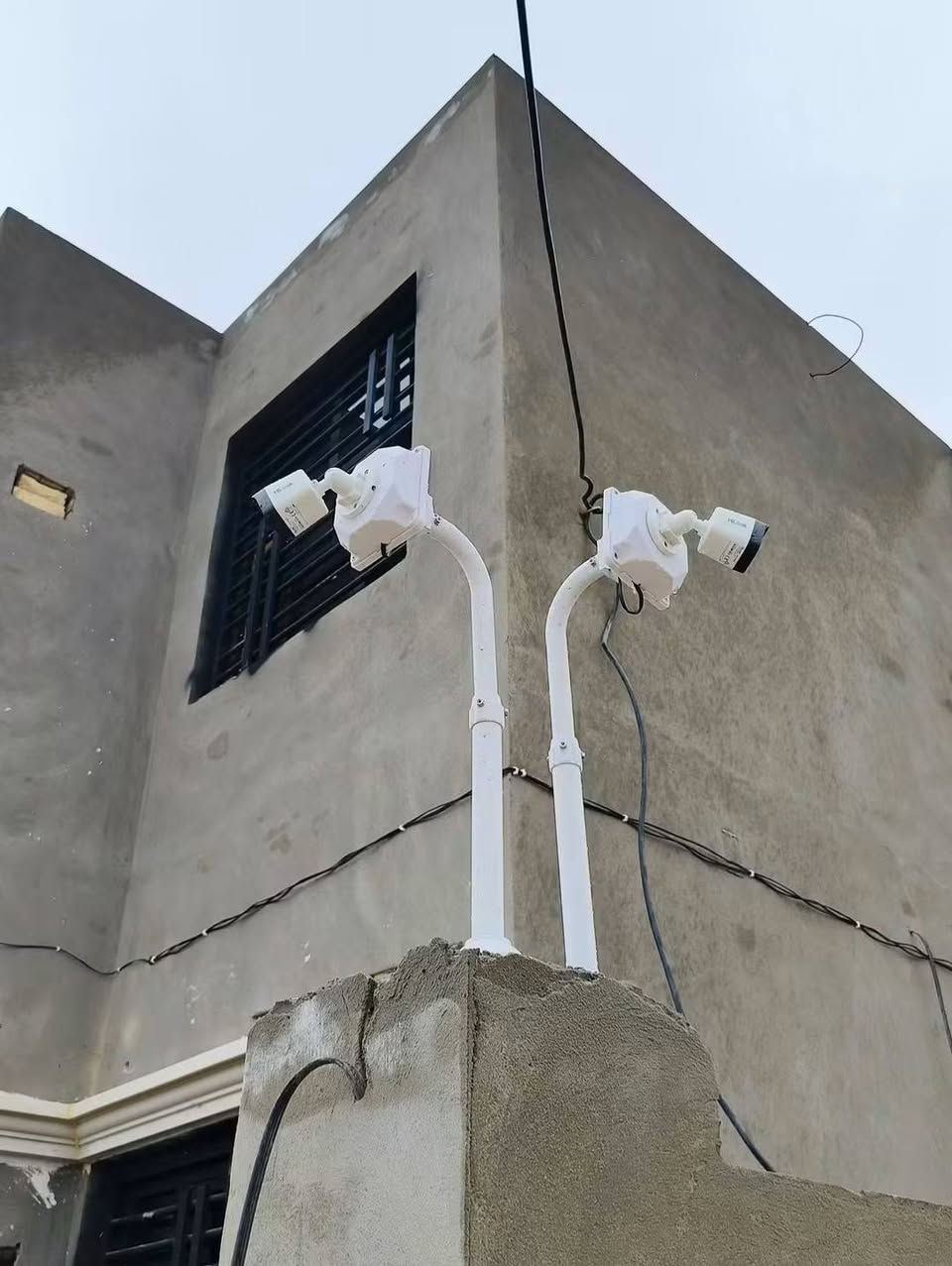 جانب من أعمالنا اليوم في تنصيب وبرمجة كاميرات المراقبة لتغطية كل زاوية بدقة عالية. هدفنا مو فقط نصب كاميرات، هدفنا نخلي عينك على بيتك أو محلك 24 ساعة وأنت مرتاح البال.

​🔧 دقة في التثبيت.
🔌 ترتيب أسلاك احترافي.
📱 ربط مباشر على الموبايل.
 🛡ضمان على التنصيب.

​اتصل بنا الآن وخلي مكانك آمن: [***********] 👇

نص مكتوب في الصور:
- المهندس لكاميرات المراقبة تجهيز و تنصيب و صيانة أفضل الماركات العالمية ***********
