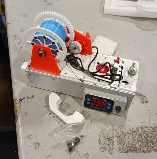 ماكينة صنع خيوط الطابعة ثلاثية الأبعاد (Filament Extruder / Winder)، والتي تُستخدم خصيصاً لإعادة تدوير الزجاجات البلاستيكية (مثل زجاجات PET) وتحويلها إلى خيوط بلاستيكية قابلة للاستخدام في الطابعات ثلاثية الأبعاد. [1, 2]
خصائص الآلة:

الوظيفة: سحب ولف وتصنيع خيوط الـ PET من النفايات البلاستيكية لتقليل تكلفة مواد الطباعة.

التصميم: تحتوي على هيكل من الألومنيوم، أجزاء مطبوعة بتقنية 3D (تروس وحامل البكرة)، وحدة تحكم رقمية وشاشة عرض لدرجة الحرارة أو السرعة.

الاستخدام: شائعة بين هواة الأعمال اليدوية ومشاريع إعادة التدوير المنزلية. [1, 2, 3, 4, 5]

ماكينة صنع خيوط الطابعة ثلاثية الأبعاد (Filament Extruder / Winder)، والتي تُستخدم خصيصاً لإعادة تدوير الزجاجات البلاستيكية (مثل زجاجات PET) وتحويلها إلى خيوط بلاستيكية قابلة للاستخدام في الطابعات ثلاثية الأبعاد. 
شغال والفديو موجود جديد ما مستخدم بس بيها هذا فطر بالبلاستك وما مأثر السعر ٨٥ 
***********
