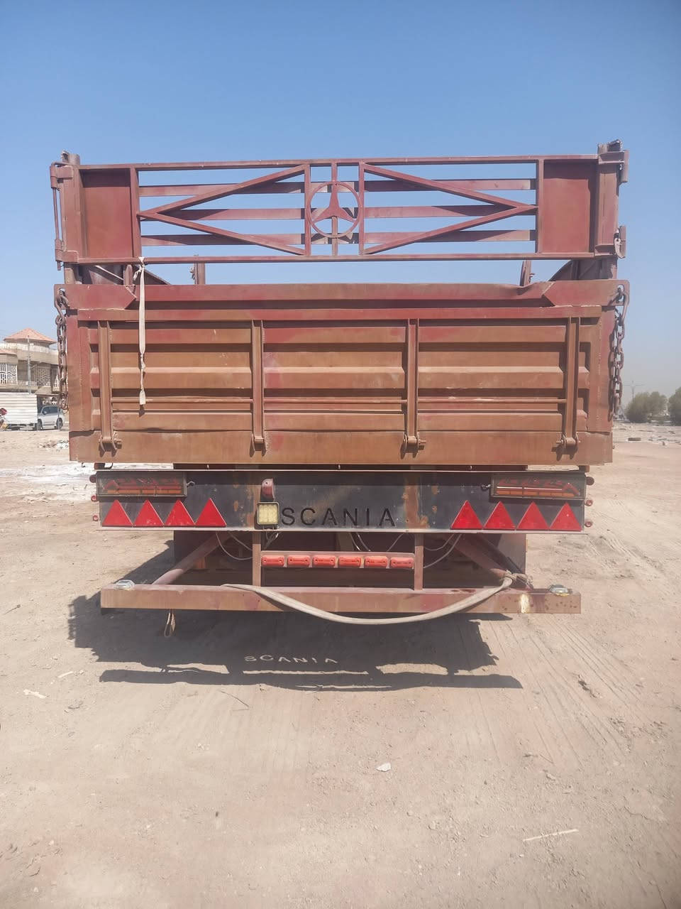 سلام عليكم  عربانه جناب اربع دناكير جناب متحرك رتفاع متر معه تعلاوات طول 13 و60 تخم تاير ثنين وعشرين ونص حته رفاع متخمه عربانه جاهزه كهربائيات كل اموره جاهزه سعر95 وبيه مجال قليل مكان البصره رقمي***********
