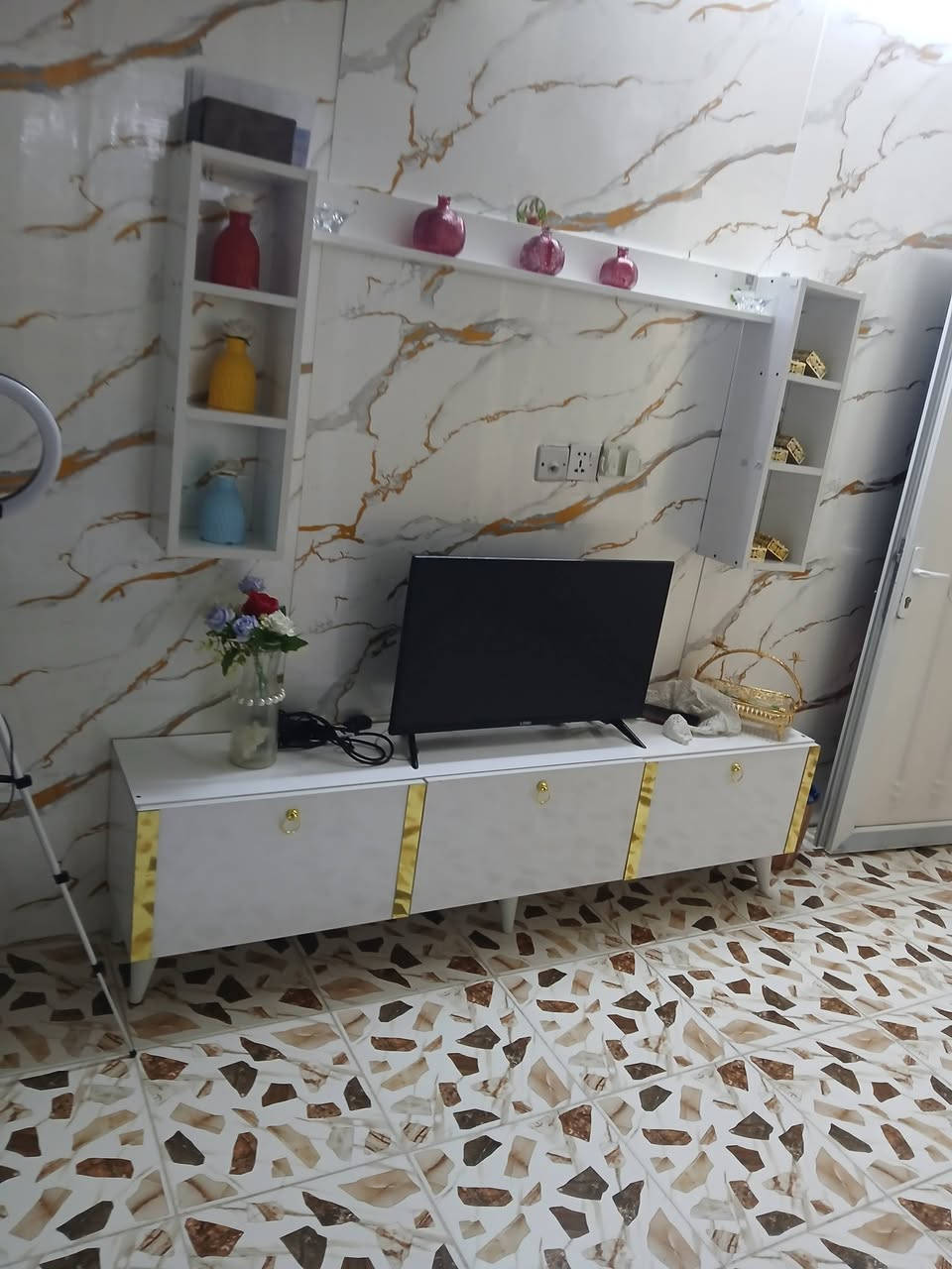 السلام عليكم غرف نوم صاج للبيع البيظه ٣٥٠ وبيها مجال والملحق ٦بوب لون صاجي ٧٥٠ وبيها مجال بسيط جدآ المعرض الابيض والصاجي الواحد ٧٥ طبلات ١٥٠ تخم عشر مقاعد جديد ماخذته ٧٥٠ واريده ٦٥٠ الشراي يجي خاص لويتصل مكاني شرطه الخامسه الدوانم ***********
