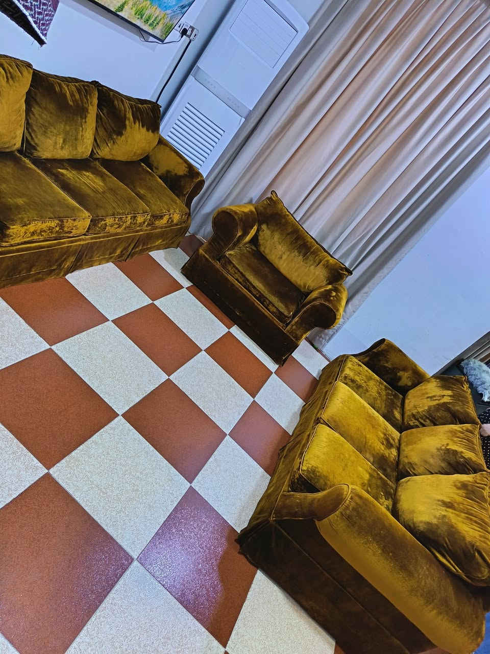 طخم قنفات 3 قطع سبع مقاعد متحركه باله إيطالي للبيع سعر 150 وبيهن مجال العنوان البصرة القبله حي المهندسين ***********

