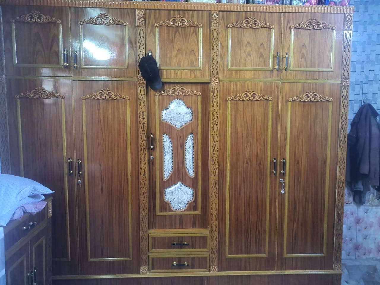 السلام عليكم غرفة اخشاب للبيع نضيفة ومرتبة مكلف بالنشر رقم صاحب الغرفة ***********
