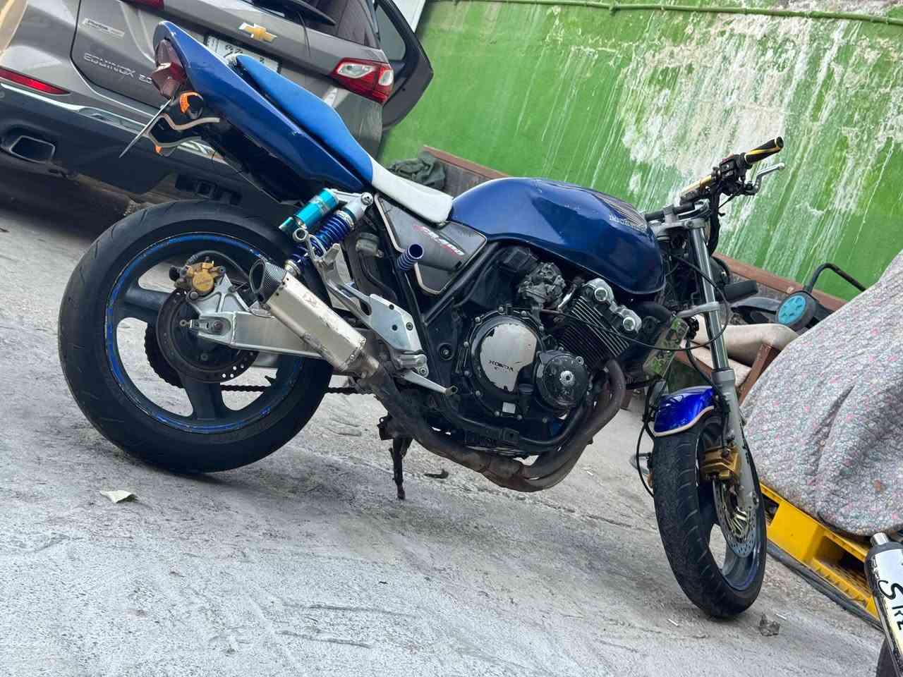 سلام عليكم
Cb 400
كفاله دراجه خير مـِن الله 

عوزها ملاحضات بسيطه

دراجه 1_ 2 _ 3 بطناش 

جيل ثاني 16 ولف 

اوراق كامله كمرك مدفوع 

تجي جيب فيتر وياك يفحص 

تقتنع وتطلع بيها وتشوفه يلا تاخذها

السعر 1800 وبيه مجال 

مكان كوت مركز مدينه    *********** وتساب فقط

 اتصال *********** ......
