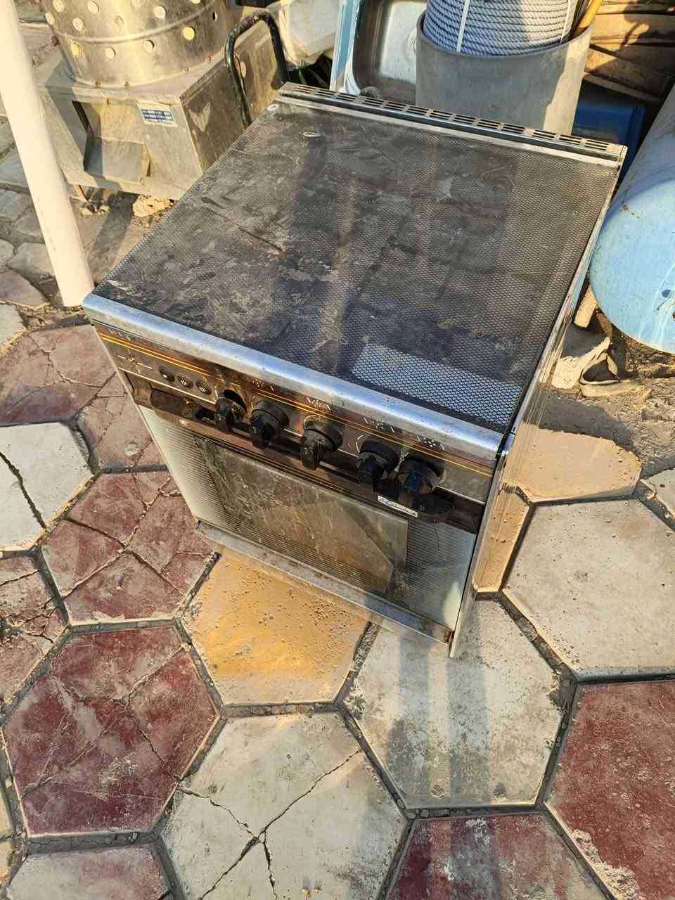 طباخ 4عيون نظيف نوعيه عشتار سعر 130الف مكان طريق المطار ***********
