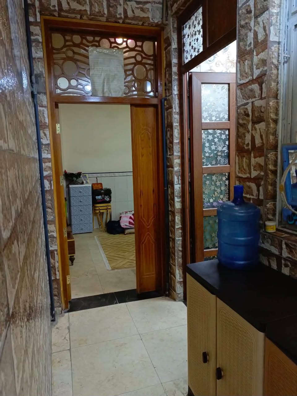السلام عليكم
بيت للايجار بمساحة 82 متر 

❗يحتوي على ؛ 
. 4 غرف نوم 
. 2 بلكونات 
. 4 حمامات 
. مطبخ
. استقبال كبير 
. بيتونة 
. سطح عدد 2 
. ممر خاص بالمنزل 

❗عنوان المنزل 
الفضل قرب ساحة زبيدة

❗رقم التواصل 
***********
***********

