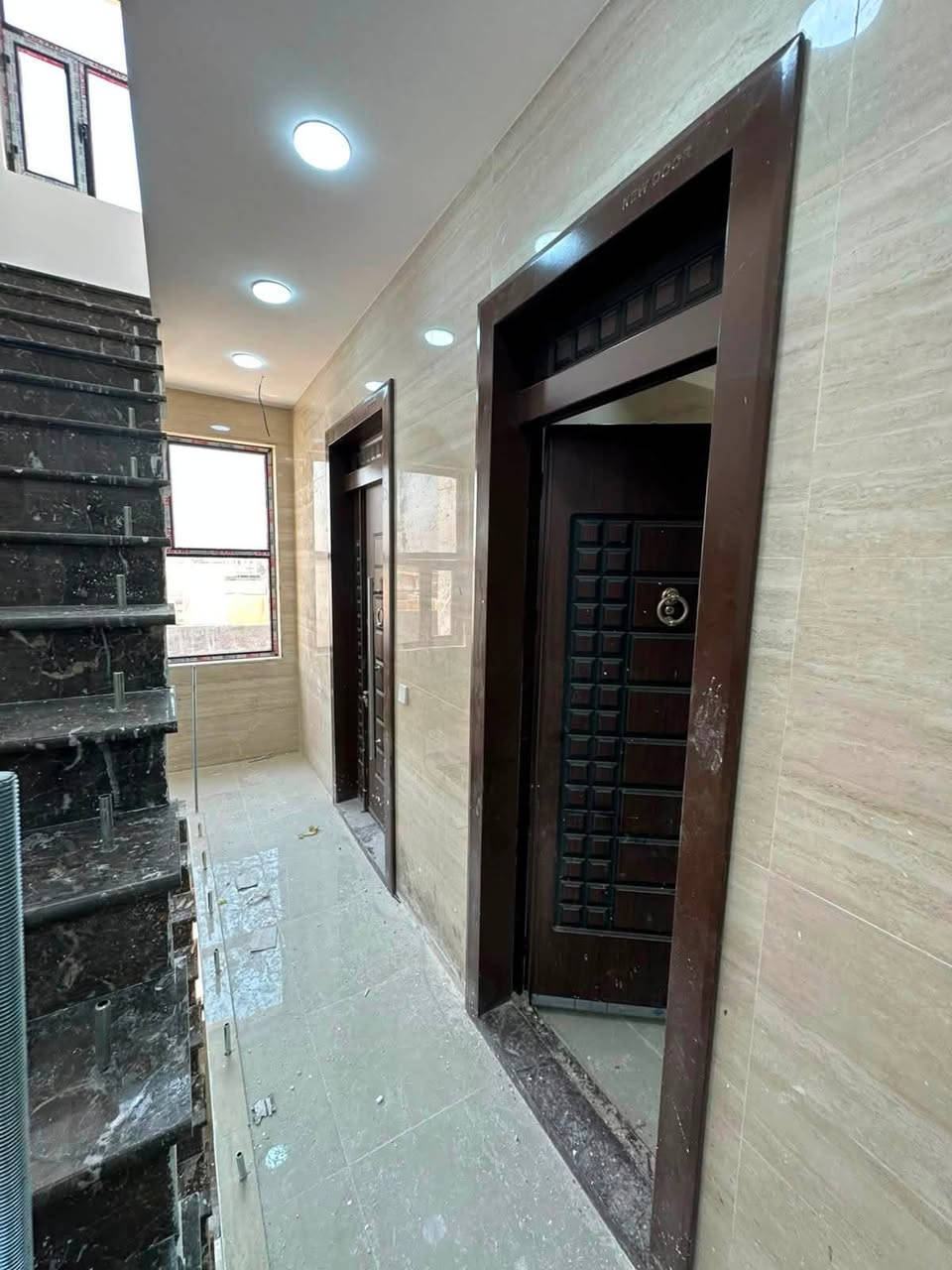 🏡 للإيجار | السيدية

فرصة مميزة لاستئجار شقة  زيرو – مودرن بتشطيبات حديثة وتصميم عملي، جاهزة للسكن وتقع في موقع هادئ ومناسب للعوائل.

📐 مساحة الشقة: 100 م²

شقه طابق ثاني 

✨ مواصفات الشقة:
• مدخلان
• غرفتين نوم
• صالة واسعة
• مطبخ
• حمام

💰 بدل الإيجار: 800 ألف دينار شهريًا

📍 يتوفر لدى مكتب حلم عقاري

📞 للتواصل والاستفسار:
***********
