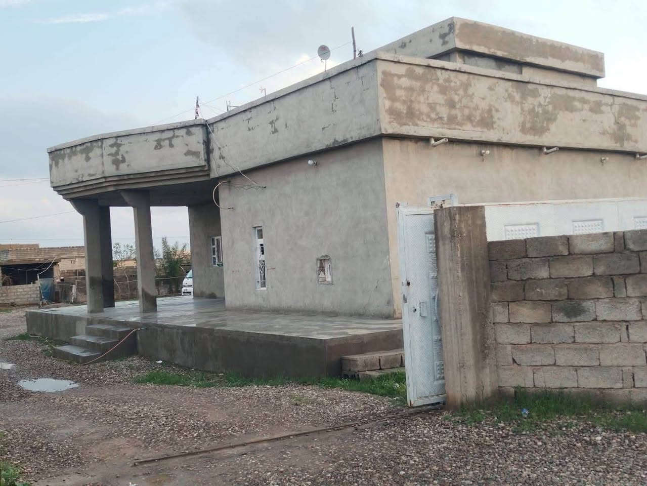 السلام عليكم 
بيت للبيع مساحة الأرض 1250m 
البيت متكون من ربـعة و إستقبال وثلاث غرف نوم ومطبغ وصحيات داخلية وخارجية وسياج وباب حوش ومخازن وتبليط لـ باب الحوش ماء + كهرباء 
البيت ما يعوزو شيء البيت كلو سيراميك أرضي +حزام متر وعشرين + الأرضية الخارجية صبة جديدة 
الـربعة 7×3.60
إستقبال 5×3.80
غرفتين  أرضي +غرفة نوم فوق 5×3.60
المطبخ 4.40×3.30
هول كبير 7.50×2.70
العنوان:- صلاح الدين /الشرقاط-الساحل الأيسر-هيچل فوقاني (أجميلة عنگ الهوى) 
السعر المطلوب 62 مليون وقابل للتفاوض 
للأستفسار والتواصل عبر رقم الهاتف 
***********
***********
 #عقار #الشرقاط #بيت
