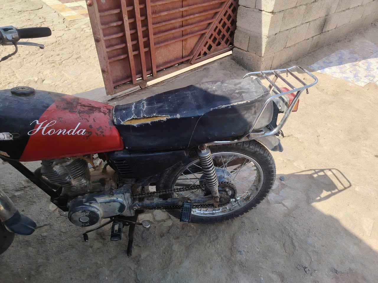 سلام عليكم دراجة للبيع نضيفه كهربائية شغاله سعر 350بيه مجال لشراي ***********
