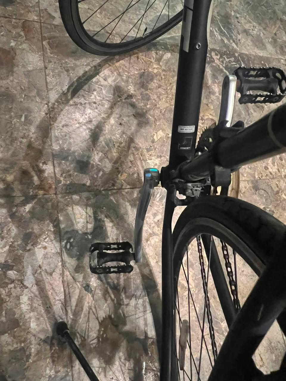 للبيع: بايسكل c700 حجم 27 رياضية/هجينة
 من الماركة العالمية الامريكية GIANT Escape 🚴‍♂️🔥
المواصفات:
 الماركة والنوع: Giant Escape (أصلية، معروفة بخفة الوزن، السرعة، والتحمل العالي).
 النظام الحركي: شيفترات وعتاد من نوع Shimano الأصلية لتبديل سرعات سلس ودقيق.
 الاستخدام: مثالية جداً للرياضة اليومية، التنقل السريع داخل المدينة، والمسافات الطويلة.
 المميزات المرفقة:
 قفل حماية حلزوني متين.
 ستاند (حامل) جانبي أساسي.
 كرسي مريح ومقود مصمم لراحة اليدين.
 الحالة: نظيفة وبحالة ممتازة وجاهزة للاستخدام الفوري بدون أي نواقص.
📍 الموقع: [الغزالية الهياكل]
💰 السعر: [ا240]
📞 للتواصل: [***********]
