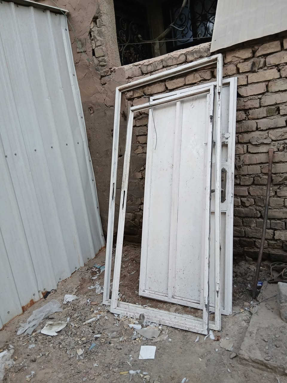ابواب حديد نظيفات
مع كل باب جرجوبة مالتها 
السعر الكلي  ٢٠٠  الف دينار 
***********
