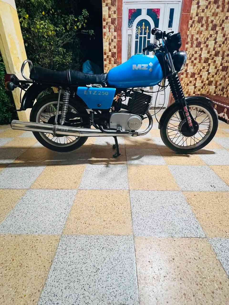 سلام عليكم MZ 82 كصه 2 عل فتح نضيفه وكامله من كلشي كهربائيات شغاله
لحيم فقط بالخشم
دراجه بدون
***********
