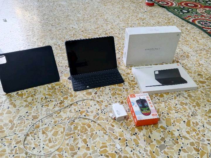 جهاز Xiaomi Pad 7 (النسخة العادية) بمواصفات متطورة تجعله ممتازًا للدراسة والإنتاجية والألعاب.
الأداء والذاكرة
المعالج: Qualcomm Snapdragon 7+ Gen 3 بدقة تصنيع 4 نانومتر.
ذاكرة التخزين: 256 جيجابايت من نوع UFS 4.0 السريع.
الذاكرة العشوائية (RAM): تتوافر نسخة 256GB  12GB من نوع LPDDR5X.
منفذ الذاكرة الخارجية: لا يدعم كارت ميموري.
الشاشة والتصميم
الشاشة: IPS LCD بحجم 11.2 إنش.
الدقة: 3.2K (2136 × 3200 بكسل) مع معدل تحديث 144Hz.
السطوع والدعم: سطوع يصل إلى 800 nits، ودعم Dolby Vision و HDR10.
التصميم: هيكل وظهر من الألومنيوم، بسمك 6.2 مم وزمن 500 جرام.
البطارية والشحن
السعة: 8850 مللي أمبير.
الشحن: يدعم الشحن السريع بقدرة 45 واط عبر منفذ USB Type-C 3.2.
الكاميرات والصوت
الكاميرا الخلفية: 13 ميجابكسل تدعم تصوير فيديو 4K.
الكاميرا الأمامية: 8 ميجابكسل بتصوير فيديو 1080p.
الصوت: 4 سماعات ستيريو يدعم Dolby Atmos وصوت عالي الدقة (Hi-Res)، ولا يوجد منفذ 3.5 مم للسماعات.
النظام والاتصال
النظام: Android 15 بجهة HyperOS 2.
الاتصال: Wi-Fi 6E وبلوتوث 5.4 (لا يدعم شريحة اتصال SIM).
الملحقات: يدعم القلم المغناطيسي وكيبورد شاومي الخاص
الملحقات الي تجي معاه 
1 كيبورد لاصلي من شاومي في فقط زر ALT واقع تكدر تستخدم الزر الثاني 
2 شاحنة اصلية 
3 ماوس و قطعة تايب سي 
4 كفر مغناطيسي لاصلي 
كارتون موجودة 
في بس فطر بل شاشة ما يأثر بل بل جهاز سواء كان تصفح او لعب او اي شي 
سعر :380 و بي مجال قليل 
مكاني بغداد المعامل ماعندي توصيل