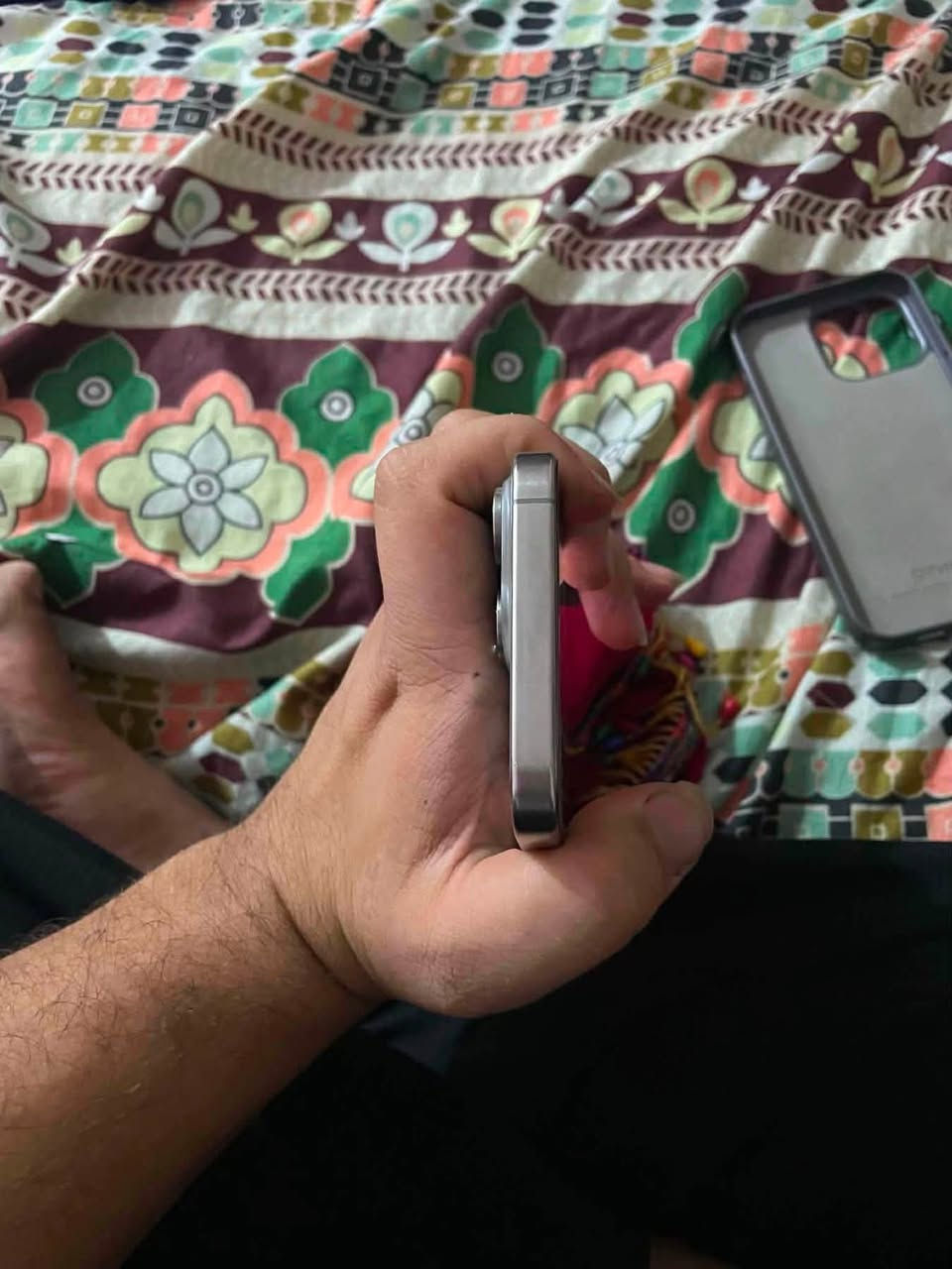 ام عليكم آيفون 15برو ماكس شرق اوسط ضهر مفطور ومبدل شاشه سوفت أولد 120هرتز  شرط على ضمان انطيك جهاز مكاني بغداد حي جميله سعره725وبي مجال الطيبين ***********

نص مكتوب في الصور:
- حول الاسم iPhone إصدار iOS 26.5.2 اسم الطراز iPhone 15 Pro Max رقم الطراز MU793AA/A الرقم التسلسلي F74GL4L04H انتهت صلاحية التغطية سجل تاريخ القطع والخدمة الأغاني الفيديوهات ٣٢١ الصور ٤٣٧ التطبيقات ٢٧ السعة ٢٥٦ غ.ب.
- ٢:٢٥
- القطع والخدمة
- تجمع Apple سجل تاريخ القطع والخدمة، وهذا السجل يعرض معلومات عن هذا الـ iPhone وحالته وتفاصيل إصلاحه. معرفة المزيد...
- سجل تاريخ الخدمة
- البطارية
- الخدمة <
- الشاشة
- غير معروف ⚠️ <