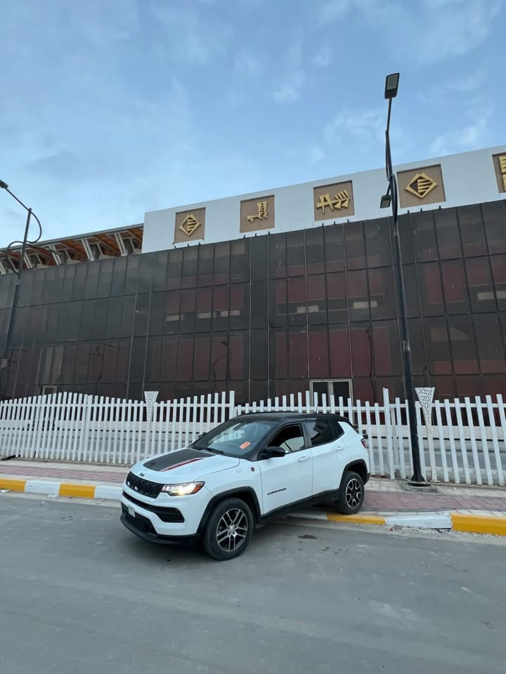 Jeep
كومبارس 24
كتاب شهداء مرقم وجاهز
فول موصفات + 4x4
تبريد +كشن جلد
تحكمات ستيرن
شاشة عرض
كامره HD
تحكم مري جانبيه ورادارات
لايت زنون + حساسات 
ماشيه 22km 

ضرر: باب وجمالغ سايق
سعر 165 وبيه مجال لشراي
تواصل : *********** واتساب.

