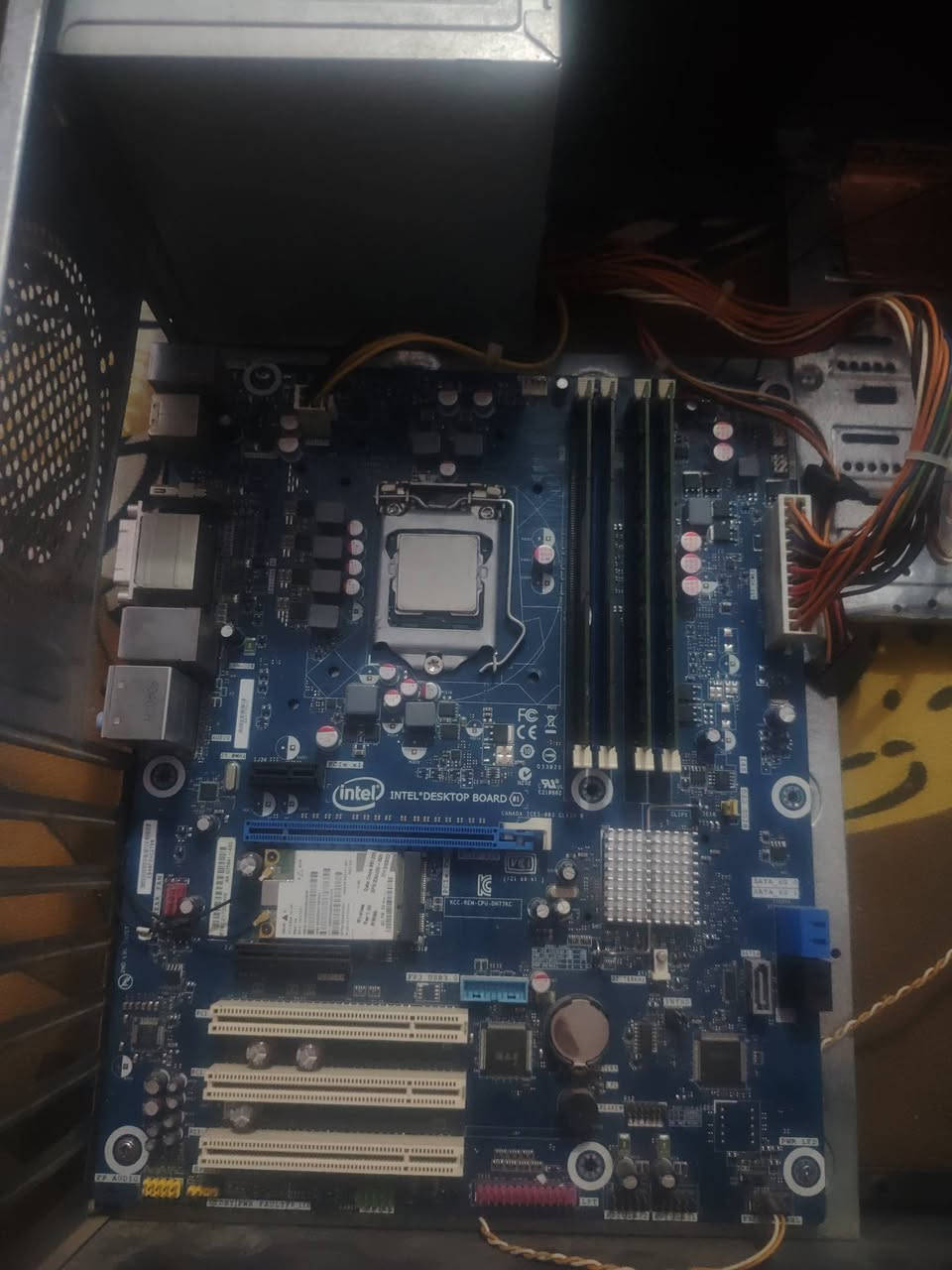 تجميعتين
اول وحده
I7 2600
Dell inc 80 gold plus 240W
Ram 16gb 4×4
Intel dh77 تدعم الجيل الرابع
Case تبريده زين
ثاني وحده
I5 3470
Dell inc 80 gold plus 240W black
Ram 12gb 3×4
Dell تدعم الجيل الرابع همين
Case تبريده زين

التجميعتين بيهم نقص كرت وهارد
كل القطع مجربه 
سعر الوحده 150 الف وبيها مجال
***********   رقمي وعندي توصيل
