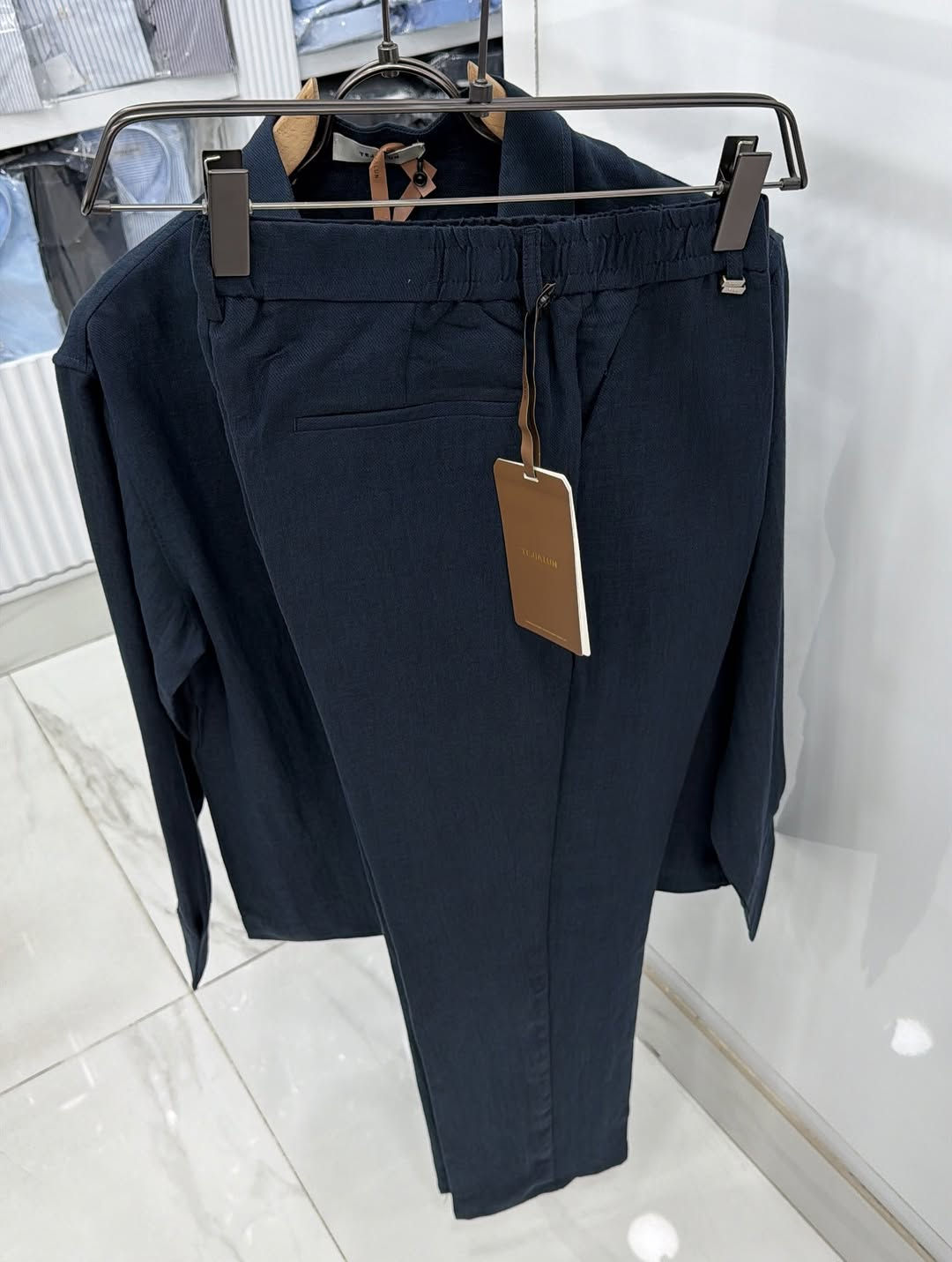 علق بـ تم لمعرفة السعر 🤎👋🏼
سوت صيفي بــ 3 الوان 
القياسات m L xl xxl 3xl
طول البنطرون من ١٠٠⁩

نص مكتوب في الصور:
- سوت عالمي ياشباب
