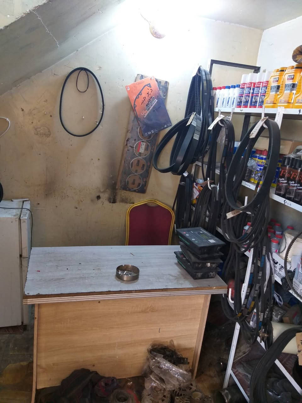 محل صغير في بغداد  الشيخ عمر لبيع اغراض مستعمله للمولدات دايو كمنز شتاير  واغراض سيارات جديده المواد كلها للبيع السعر سبعه مليون المحل ايجاره ١٥٠ الف ولعدم التفرغ ابيع للاتصال ***********  يوجد وات ساب
