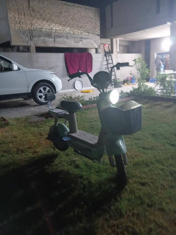 للبيع دراجة كهربائية(Hub Motor)
كاملة كل شيء ما بيهة بس الجوزة مال سويج عطلانة بس موجود سويج و كارت 
ملف 500 واط (48 فولت).
4 بطاريات 
سرعتها 35 
حجمها 14
سعرها 250 ألف 
مكاني بغداد العبيدي 
***********
