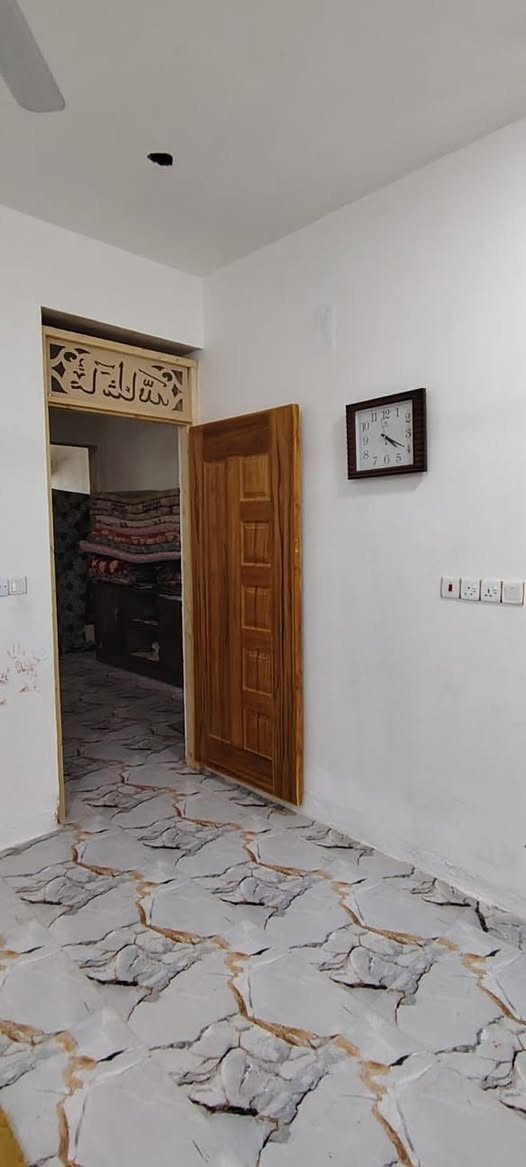 دار للبيع 75م طابقين حي السلام المربع الثاني يحتوي على 3غرف نوم وستقبال وصاله ومطبخ وصحيات مع حديقة 75م السعر105قفل للتواصل الاتصال على الأرقام ***********
***********

