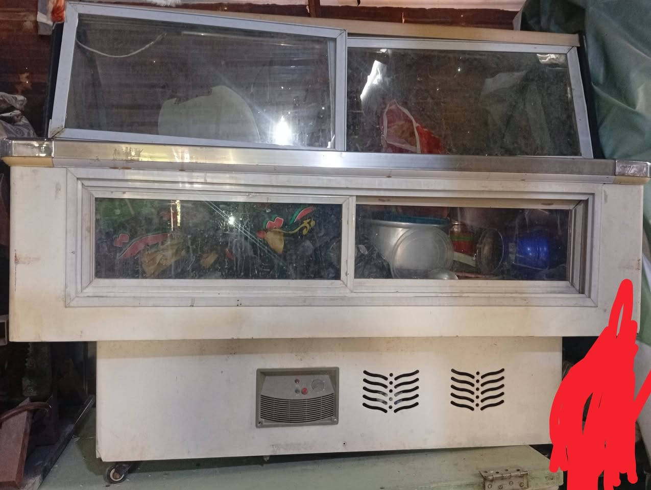 براد للبيع  مستطيل يحتوي على فتحات جام سلايت مع اناره داخليه ماطور يشتغل بس بروده ضعيفة شغلته مرة وحدة والجو حار وبي بروده يستخدم لاصحاب  المطاعم والافران للحلويات وجه وكفه جام مع اطارات نيكل نضيف للاستفسار لاتصال على الرقم *********** العنوان البصرة ابي الخصيب

نص مكتوب في الصور:
- أدخل نص ماطور يشتغل بس تبريدة ضعيف