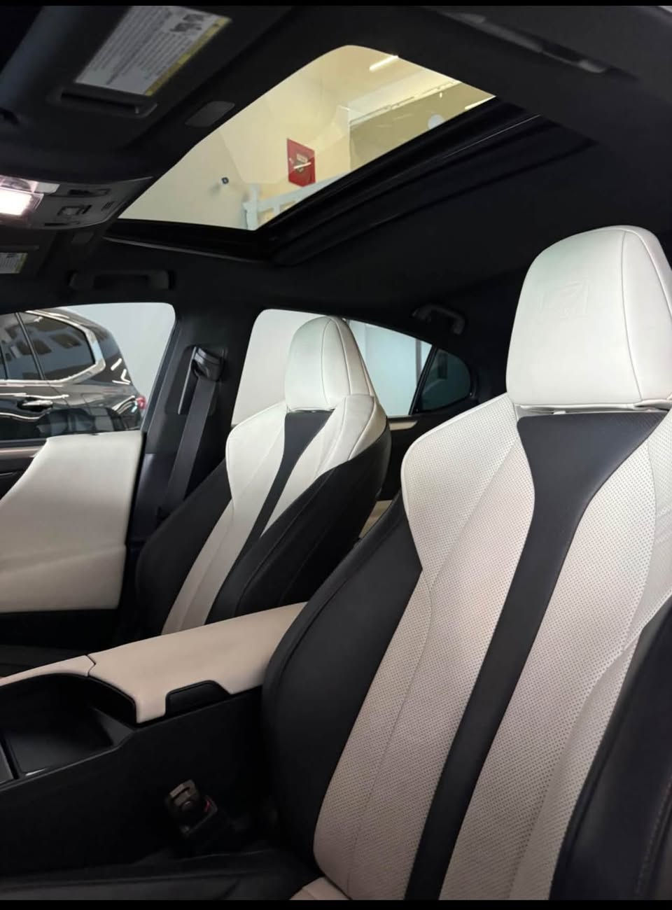 بيع فول موسفات داخل ابيض شاشة كبير أف سبورت واتساب *********** Lixus es300h f sport 2022
