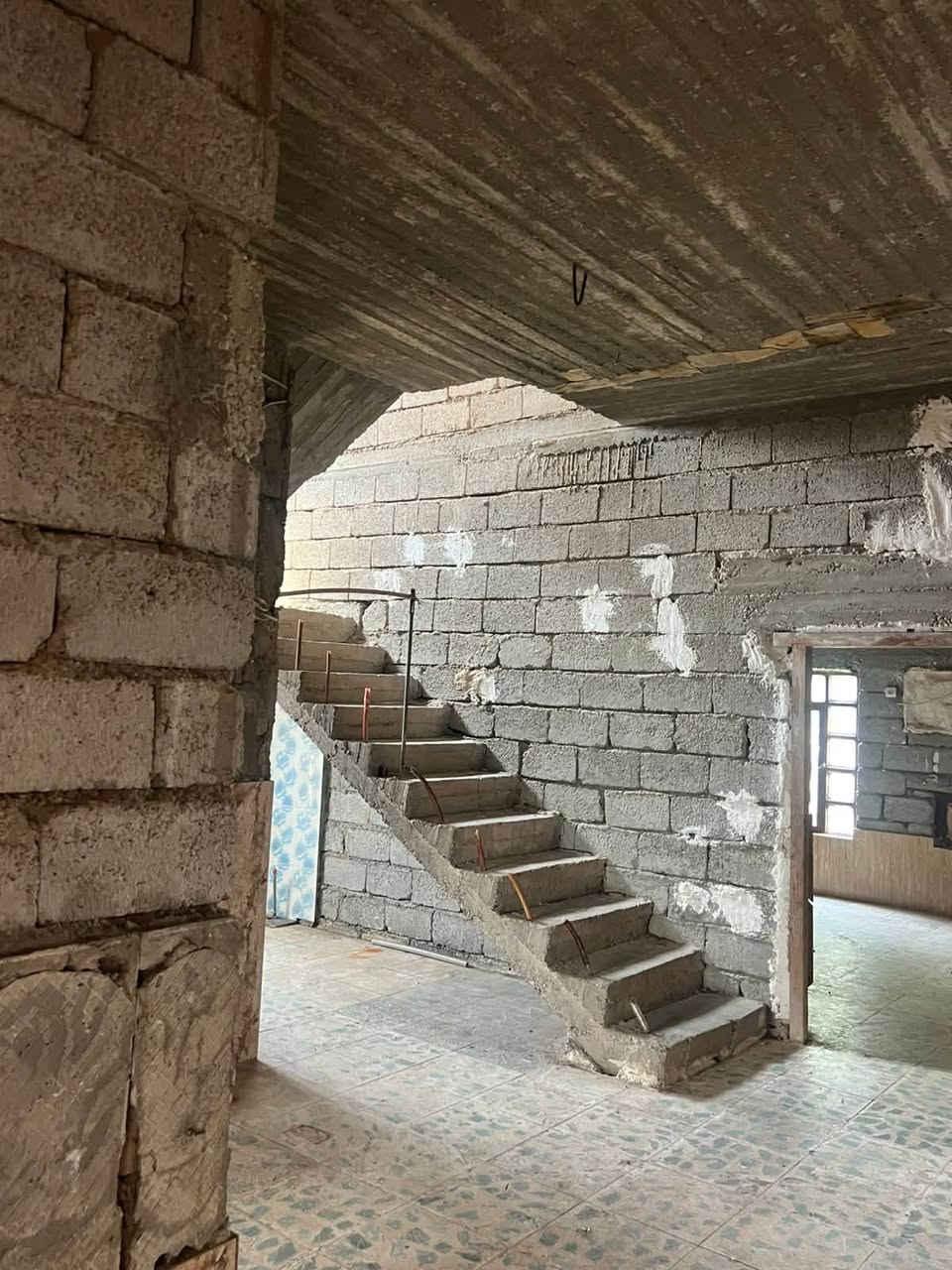 السلام عليكم
يوجد بيت للبيع 

طابو زراعي شرط التحويل 

يتكون البيت من غرف نوم عدد ٢  وصاله مجمع صحيات 
وربعه 
المساحه الكليه ٤٥٠ متر 
بيت كامل فقط يحتاج جص 
المكان راقي جداً فلكة الشيبان شارع البورصه 
السعر بلاش بلاش
٥٨ مليون وبي مجال 
***********
