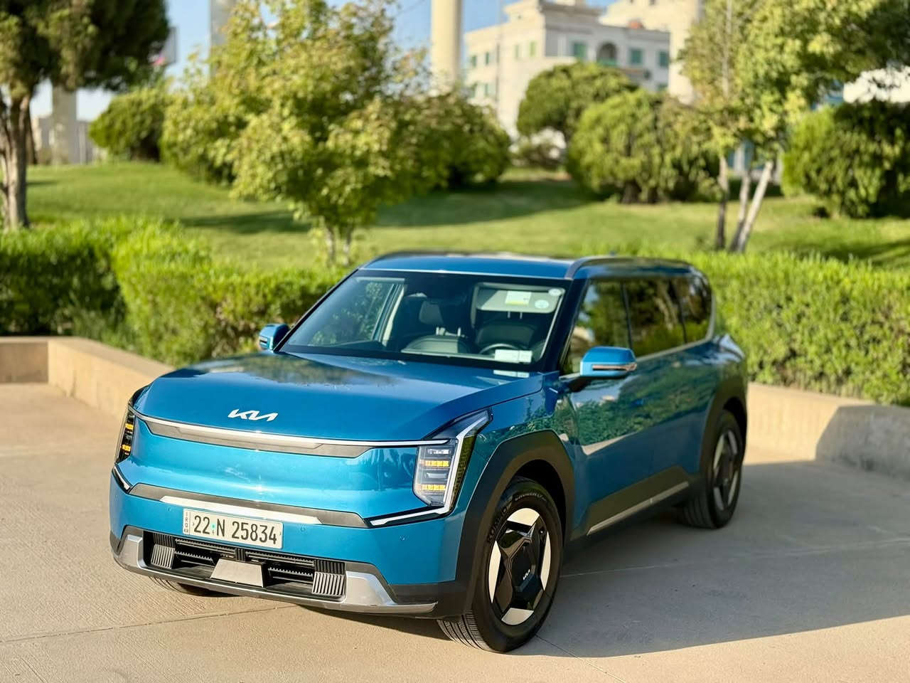 🚙 للبيع | Kia EV9 AWD كهربائية ⚡

Kia EV9 AWD 2024
فخامة، حجم عائلي كبير، وأداء كهربائي قوي مع دفع رباعي.

🔹 اللون: أزرق
🔹 الممشى: 6,684 ميل فقط
🔹 سنة الصنع: 2024
🔹 المحرك: كهربائي بالكامل ⚡
🔹 البطارية: 99.8 kWh
🔹 القوة: حوالي 379 حصان
🔹 الدفع: AWD دفع رباعي
🔹 مدى شحن يصل إلى 550 كم
🔹 3 صفوف / 7 مقاعد

⭐ المواصفات:
✔️ محركان كهربائيان Dual Motor
✔️ دفع رباعي AWD
✔️ بطارية كبيرة 99.8 kWh
✔️ عزم يصل إلى حوالي 700 Nm
✔️ شحن سريع 800V
✔️ فتحة سقف
✔️ شاشة داخلية كبيرة
✔️ أنظمة أمان ومساعدة متطورة
✔️ كاميرات وحساسات
✔️ مثبت سرعة متكيف
✔️ نظام المحافظة على المسار
✔️ تشغيل بصمة
✔️ والعديد من الإضافات الأخرى

🔧 حالة السيارة:

✅ السيارة بدون صبغ (جاملغ أمامي يمين مبدل نفس الون فقط )
✅ جميع الأيرباكات أصلية 

🔑 رقم الشاصي:
KNDAFFS53R6045930

💰 السعر: $26000 
💬 قابل للتفاوض بعد المعاينة

📍 الموقع: أربيل

📞 للاستفسار والتواصل:
***********
واتساب / اتصال / فايبر
