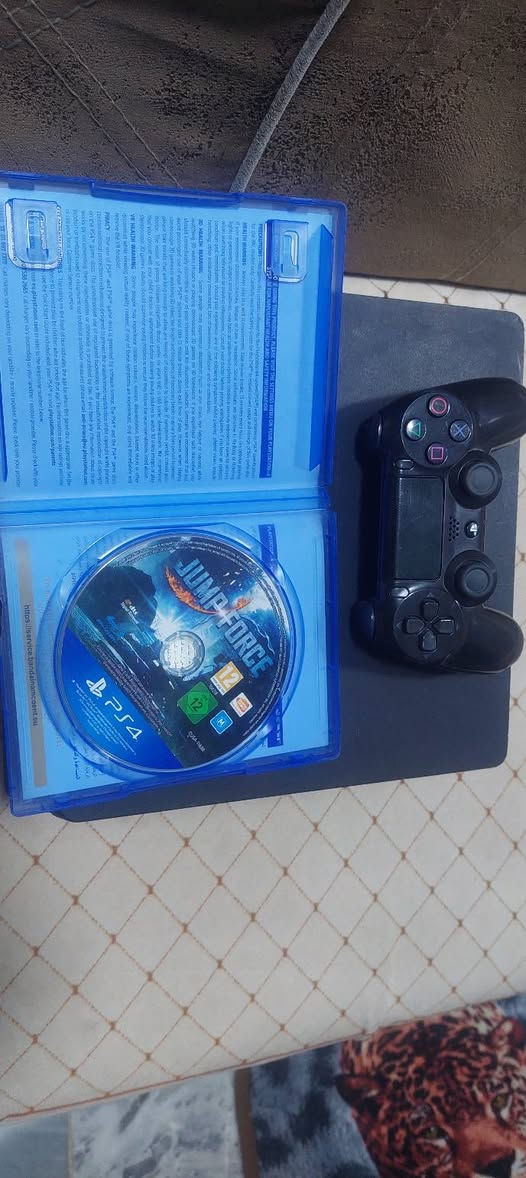 بلي فور سلم ps4 البلي اونلاين ما مهكر البلي مفتوح للتنظيف!!!!
كلشي ما مبدل بيه الليبل موجود بس الساحبة مال قرص عطلانة مو السيدي درايف لا البلي يقرا القرص بس ما يسحبة اله تطببه بيدك
المهم وياه ستاند وجويستك تجاري وملحقاته كارتونة موجوده الي رايده يتواصل خاص
 او يخابرني ***********
