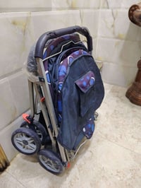 عربة أطفال • مستعملة قليل • بيها مجال