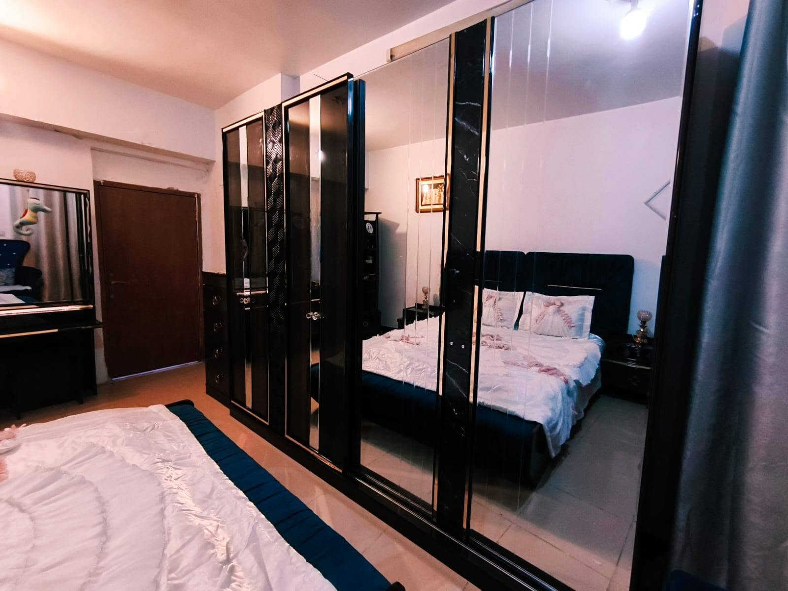 🏡 للبيع: غرفة نوم فاخرة كاملة – بغداد
✨ مميزات الغرفة:
✅ طقم نوم كامل متكامل، تصميم عصري وفاخر
✅ سرير بتصميم أنيق مع ملاءس بيضاء ناعمة وتفاصيل وردية 🌸
✅ خزانة ملابس كبيرة بمرايا عاكسة – مساحة تخزين واسعة
✅ دولاب تجميل مع مرآة مضيئة ودرج تخزين 💄
✅ طاولات جانبية + كرسيين أنيقين
✅ لون أزرق داكن فاخر مع لمسات ذهبية، نظيفة جداً ومحفوظة
✅ المكان: بغداد
 
📞 للتواصل والاستفسار:
اتصل أو راسلنا على الواتساب:
➡️ [أكتبي رقم الهاتف هنا]‏‪***********‬‏
 
فرصة ما تتعوض! تواصلوا معنا بسرعة 🏃‍♀️💨
