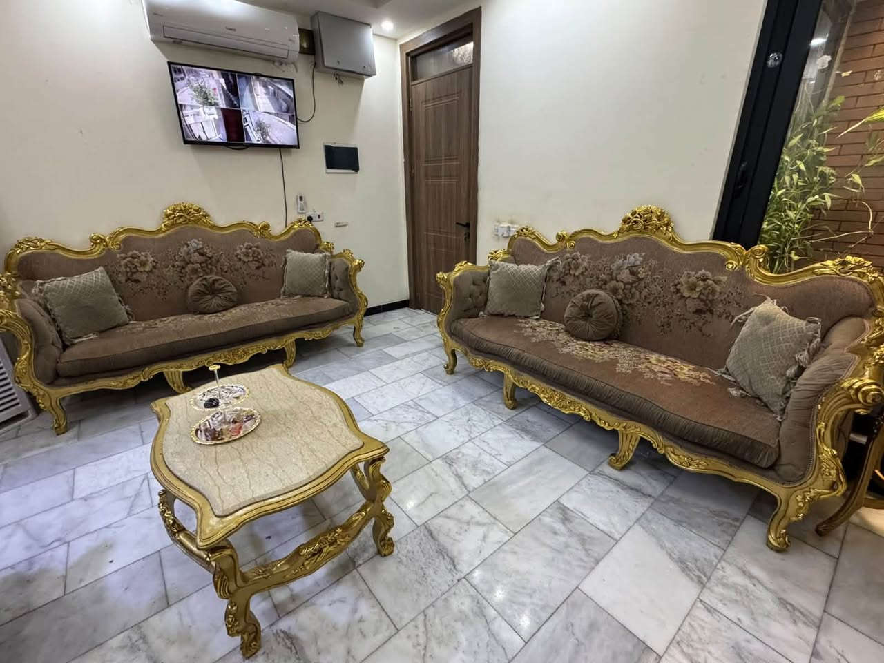 السلام عليكم
 تخم مصري بحالة جديدة جيد جداً متكون من 4مقاعد منفصله.    قنفات عدد2 نفس الحجم.      و4طبلات      و طبلة وسطية كبيرة. 
مكاني بغداد الكرخ البياع السعر المطلوب20$وبي مجال للاستفسار ***********
