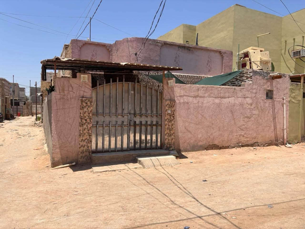 سلام عليكم ..
البيع : بيت ركن طابو زراعي سند 25.
يحتوي : غرفتين 5x5 و استقبال 4x6 ومطبخ 4x5 ومجموعة صحيات داخليه وخارجيه ومخزن ومنور داير البيت .
بناء : طابوق كامل شينمان .  
موقع : بستان فليح سبتي فرق شارع عن حي عسكري الشرقي .
سعر : 68 وبي مجال للشراي .
تواصل واتساب ‭***********

