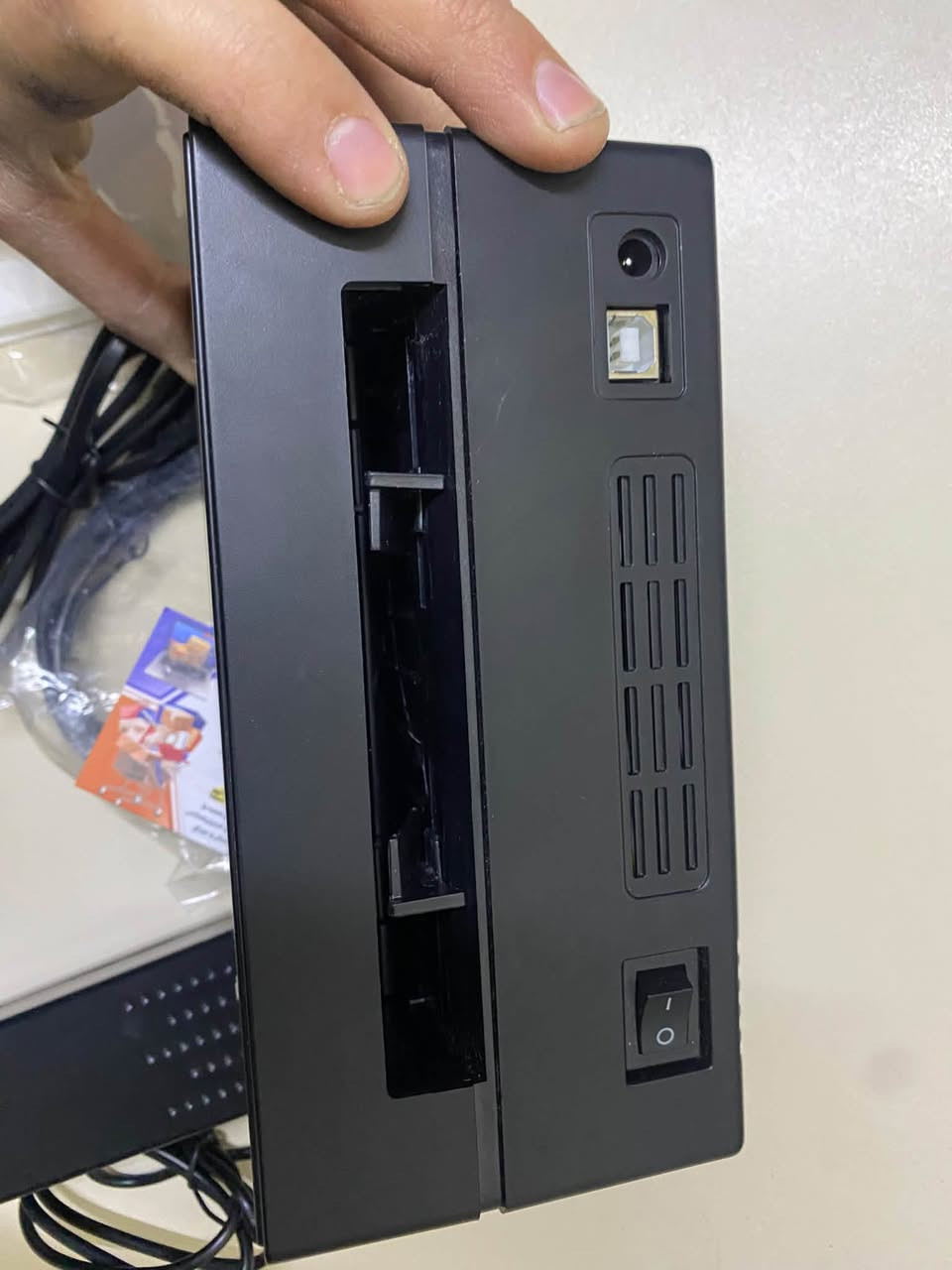 المواصفات الفنية للطابعة الحرارية D100
نوع الطباعة: حرارية مباشرة (Direct Thermal) - لا تحتاج إلى حبر.

​حجم الورق: تدعم ورق الفواتير والملصقات الحرارية بعرض 80 ملم (الحجم القياسي للفواتير الكبيرة).

​دقة الطباعة: 203 DPI (دقة عالية وواضحة جداً للنصوص، الشعارات، والباركود).

​الطاقة: تعمل بجهد DC 24V / 2.0A لضمان أداء مستقر وسريع.

​المنشأ: صناعة صينية بجودة عالية ومعايير أوروبية (CE / FCC).

​مميزات 

​اقتصادية: وداعاً لمصاريف الحبر، الورق هو كل ما تحتاجه.

​سرعة البرق: مثالية للأماكن المزدحمة لإنهاء الفواتير في ثوانٍ.

​عمر طويل: مصممة للعمل الشاق في المطاعم والمحلات التجارية

يوجد خدمة توصيل 🚕 لجيمع محافظات العراق 

‏Whats App ✉️📲📞***********

نص مكتوب في الصور:
- Quick Batch Printing
- Paper output speed up to 150mm/s