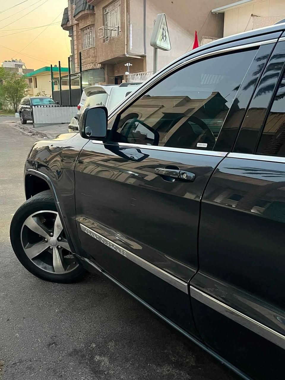 جيب grand Cherokee limited 2012
المواصفات :

محرك 3600 المرغوب كفاله عامة لافتح لاتنقيص 

بصمة 

تشغيل عن بعد 

سلايت رووف

تحكم ستيرن 

مثبت سرعه cruise 

شاشة قلاب اصليه مالتها 

تحكم بالتبريد dual منفصل 

هيترات كشنات 

دفع رباعي ومانع انحدار وسبورت وsnow

تبريد قطعتين وبلك كهرباء خلفي 

هوك خلفي 

حساسات 

هيترات بالمري جانبيه 

السياره بيها هواي مواصفات بعد

بيها صبغ 3 قطع فقط 

رقم جديد وسنويه جديده وهزه جديده بسمي 

السياره صارف عليها كلش هواي وكلة وكاله ومعتني بيها وبانزين محسن ودهن وكالة

مناقصها اي شي الحمدلله 
رقم بغداد الجديد بأسمي 

السعر 155 وبيها مجال 

للاتصال ***********
