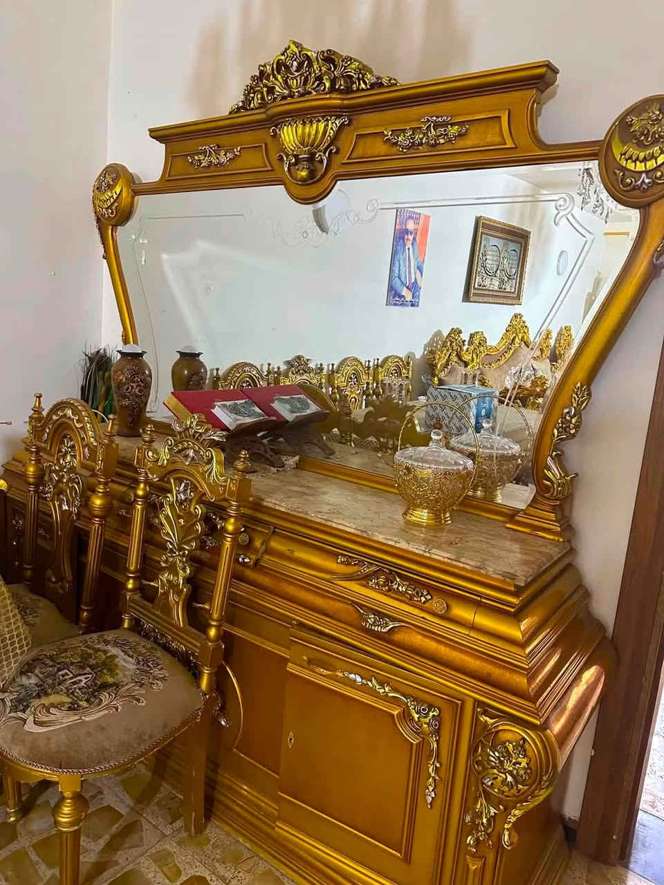سلام عليكم
تخم مصري زان 

طبلات زان 

ميز طعام 

باترينا . زان

وميز .زان

وتمثال مال روميو وجوليت 

البيع 

المكان اليرموك 

***********

نضافه جيد جدا  بس يحتاج بعض 
الملاحضات
علمن التصوير مو واضح بل حقيقه احلى بهواي تعال شوفه وتدلل
