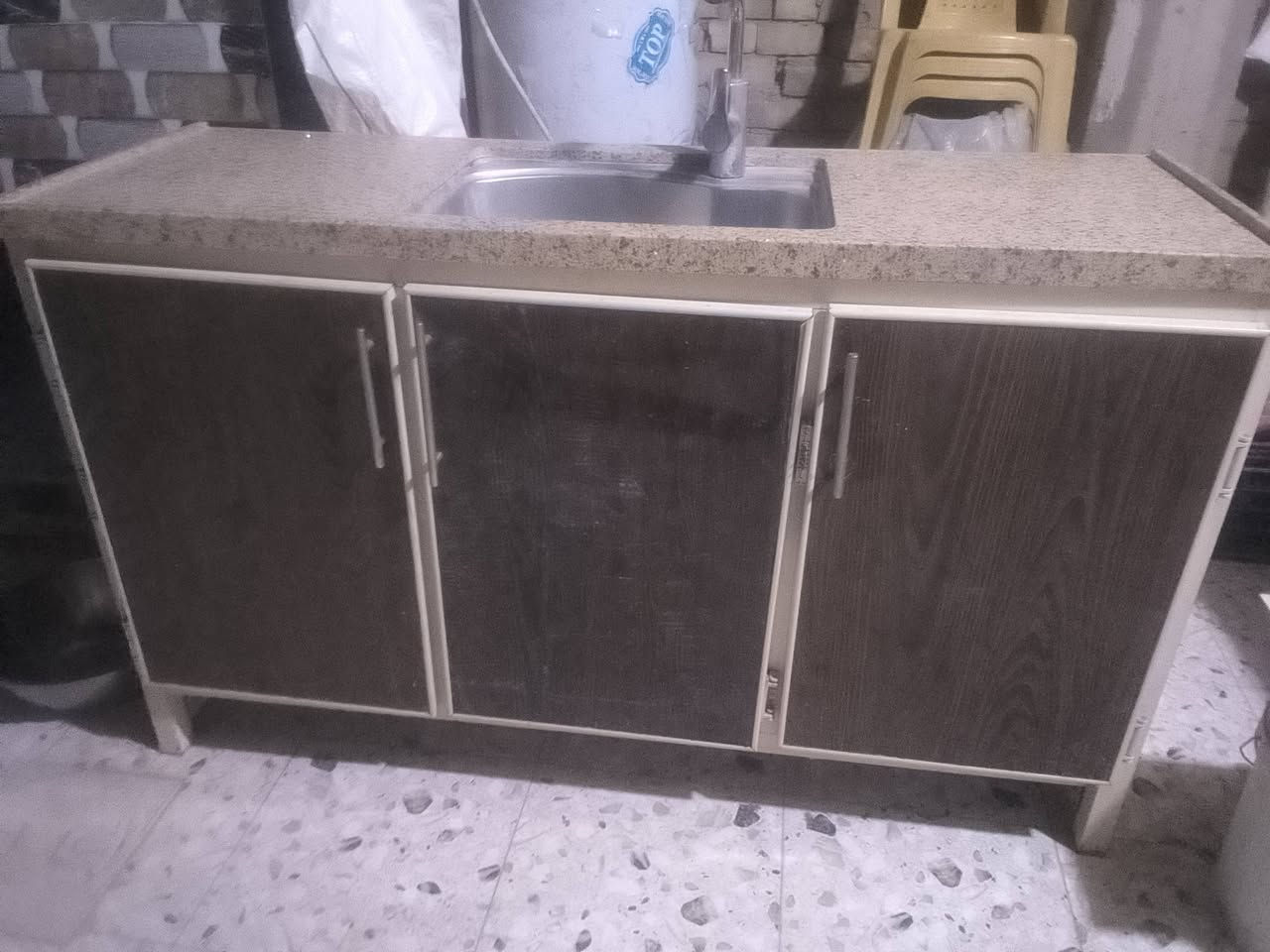 سلام عليكم
كاونتر اخو الجديد استخدام قليل ابو الدنك مترتين والسنك متر ونص مع الخلاط مرمر اصلي 
#بغداد النهروان 
رقم الهاتف 
***********
