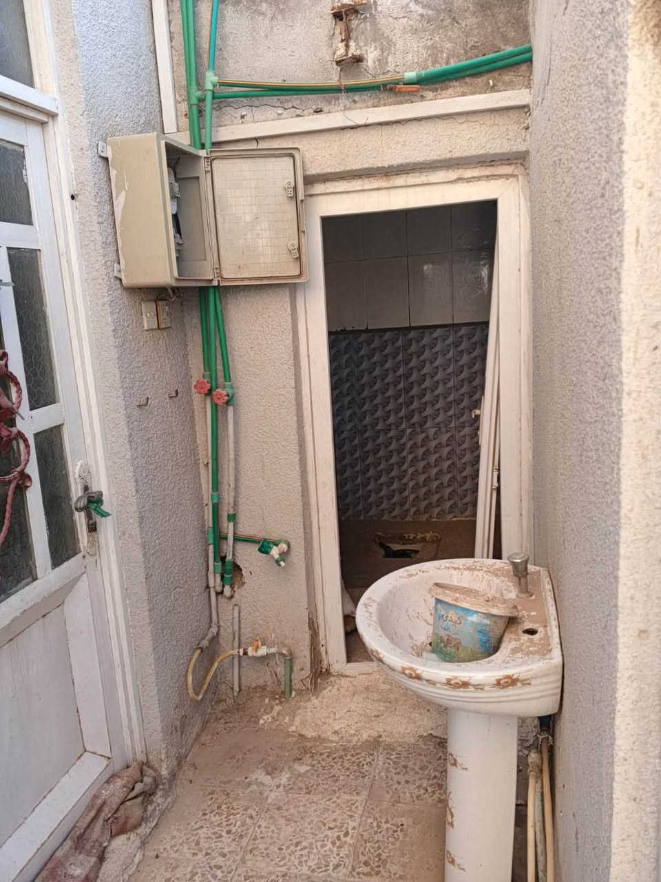 بيت حي الندا منطقه 59 قريب جامع امناء الرحمان 50 متر عكاده طابق اول غرفه وصاله ومطبخ  وطابق ثاني غرفه وحده السعر 37 معه المجال ***********
