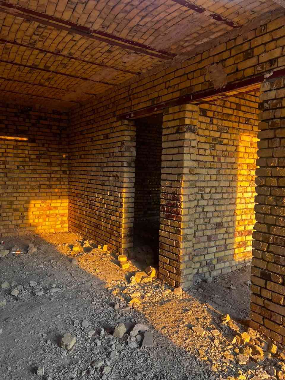 دار 🏠 للبيع 
الموقع بين الجمعيه وشارع قماره 
المساحه 240م 
البناء طابقين 
الطابق الارضي غرفتين وصاله واستقبال ومطبخ وحمام 
الطابق الثاني صاله وغرفه 
البناء طابوق والسقف عكاده 
نقص البيت دواخل فقط 
للاستفسار اكثر مراسله الصفحه او الاتصال على الرقم ***********
