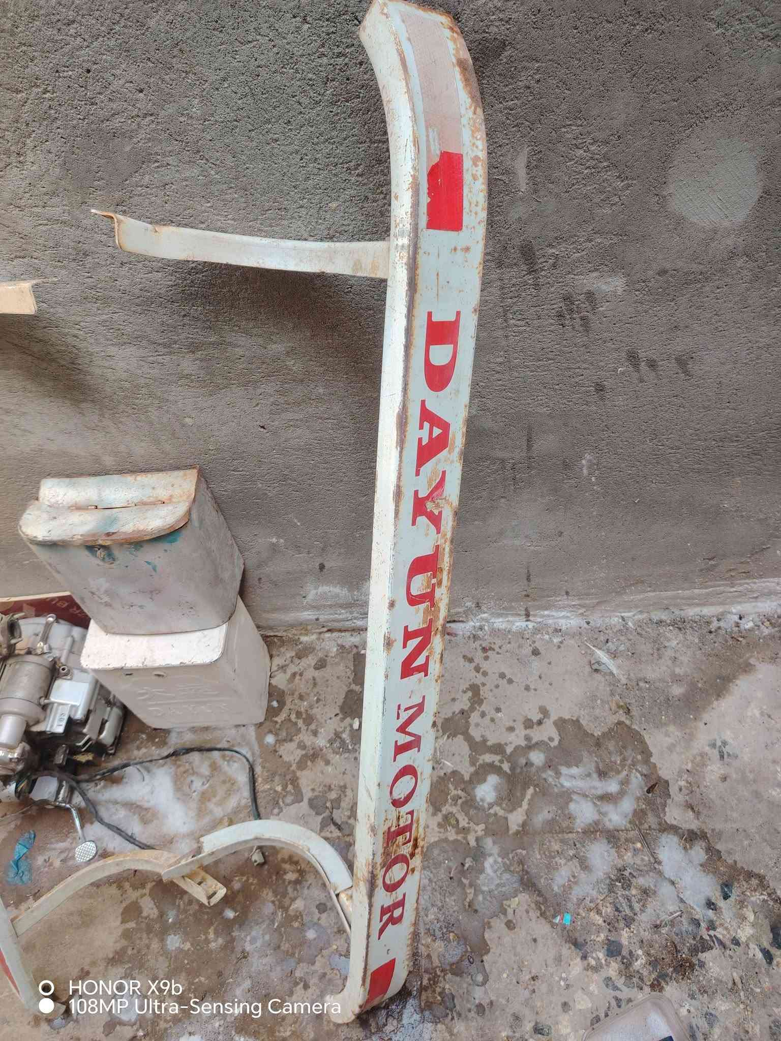 سلام عليكم غراض البيع
مضخم شغال كامل سعره 40

محرك نضيف شغال وكامل  سعره 80 

بوقيه شغاله هيه والمبيثري سعر 15 

صندوك 14بلاد 10قفل  

صندوك ثاني 10قفل 

دعاميات قفلهن 15

مكان ناصريه مركز  الرقم. ***********

نص مكتوب في الصور:
- O HONOR X9b
- 108MP Ultra-Sensing Camera
- O HONOR X9b 108MIP Ultra Sensing Camera
- HONOR X9b
- O HONOR X9b 108MP Ultra-Sensing Camera
- HONOR X9b 108MP Ultra-Sensing Camera