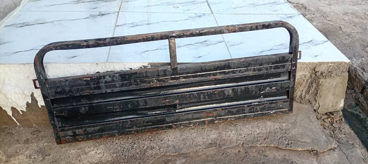 السلام وعليكم بواب ستوته البيع صفايح وضهر يعن كمل عدد 3 نضافه كدام العين السعر 80 وبيه مجال تواصل عل راقم ***********

