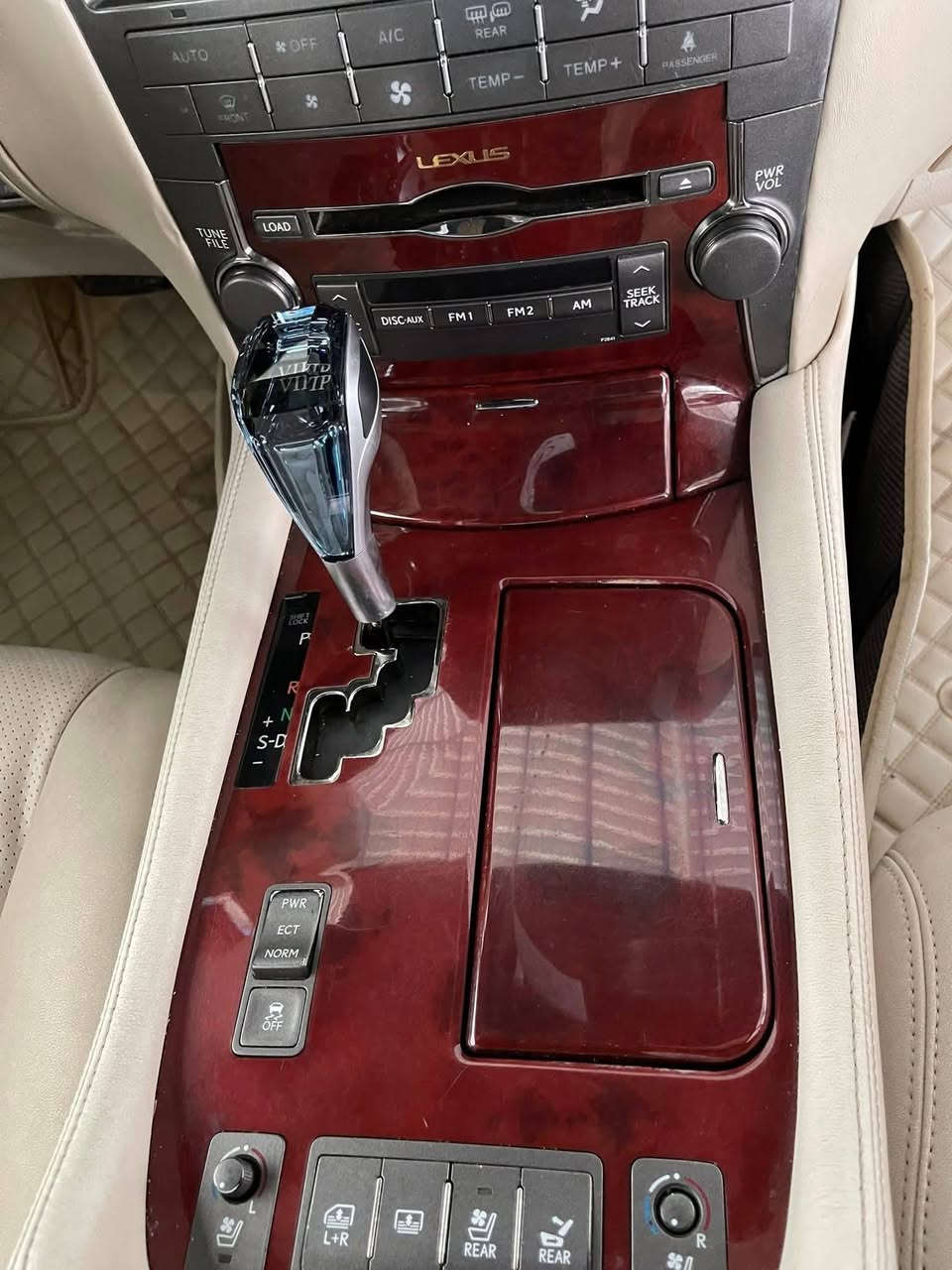 ﷽
اللهم صل على محمد وال محمد 

للبيع فقط 

لكزس فخر الصناعه اليابانيه
LEXUS 
الموديل 2007
الحجم LS460 
عداد المسافه200  الف كيلو متر 
المواصفات طلب خاص VIP
للعائلة المالكة بيت جلال طالباني 
والصور موظحه كلشي 
حجم المحرك 8 سلندر سعه 4.6 
دفع خلفي ( اكسل ) 
ناقل حركه ( گير ) 8 نمر  بثلاث وضعيات 
مدخلها سيرفس ويشمل صدر حداديه 
+دهن وفلاتر + ميزانيه الكترونيه + باتري جديد 
 ياباني اصلي  
فحص وسنويه وهزه كله جديد  وبأسمي 
السياره خاليه من النواقص 

اختصر المواصفات المهمه فقط 
ابواب شفط  5 بصمات 
الصندوق كهراباء يصعد وينزل  
لايتات داينمك متحركه مع وضعيه السياره وزنون
المقاعد الخلفيه الي هيه كلش ممتعه طبعا 
تتميز بالمساج وهيتر وتبريد  وميز طعام وقاصه وديفيدي وأقراص 16 فول صاج  فول ايرباك كما موظح بالصور
نضام الصوت فدشي رهيب من شركه( مارك لفنسون)
شاشه اماميه  وشاشه خلفيه DVD
وانضمه جدا عديده بالسياره الصراحه نصها مو فاهمها 😅

اخوان السياره كلش جديده ومابيها نقص   
صبغ حزام لجماليه كفاله من الكص والنقل جثه تحويل ثاني يوم
مكانها بصره   للاستفسار ***********
***********فقط واتساب ابو رضا
