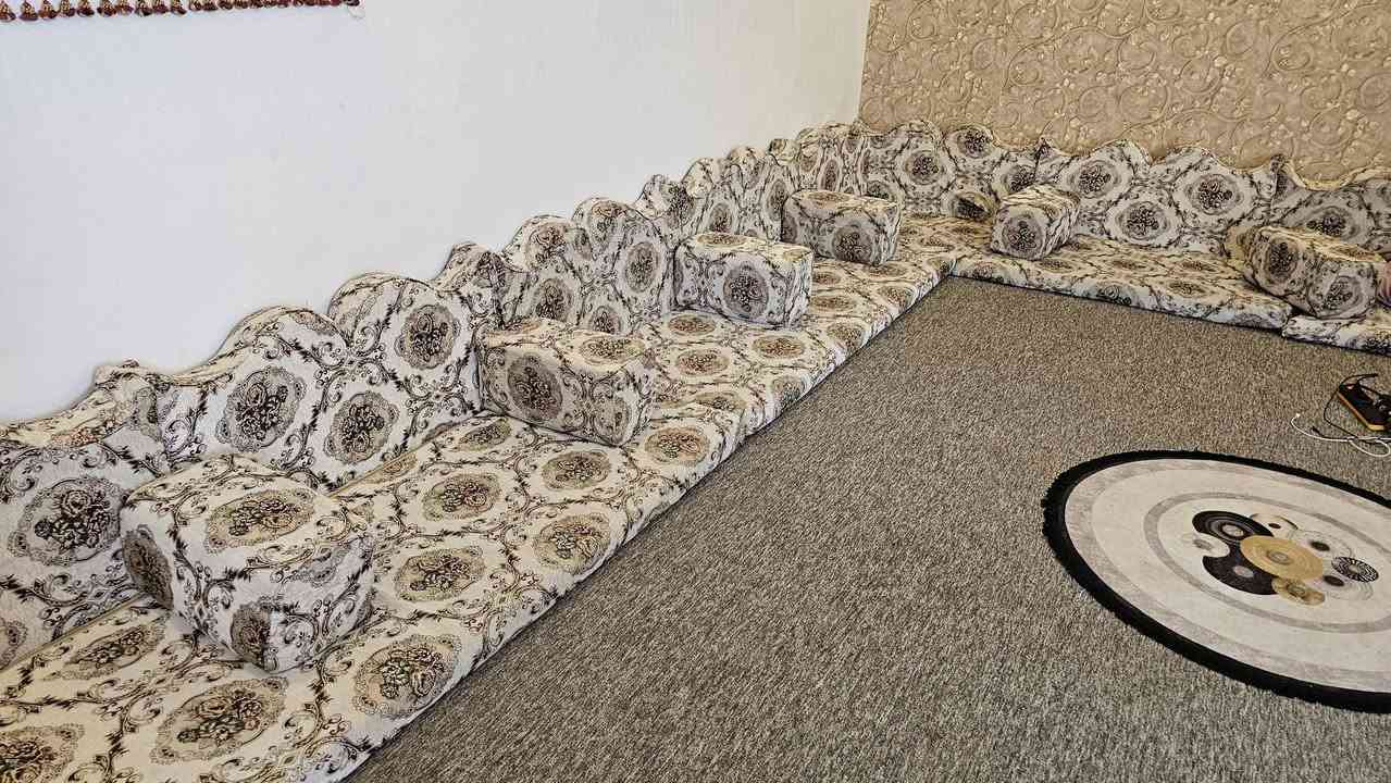 جلسة كويتية للبيع الجلسة نضيفة جدا مقاعداصلية ٦×٤  منادر مع تكيات وكوشات  
العنوان القرنة حى الجمعة 
 ﺍلسعر ٢٧٥
***********
