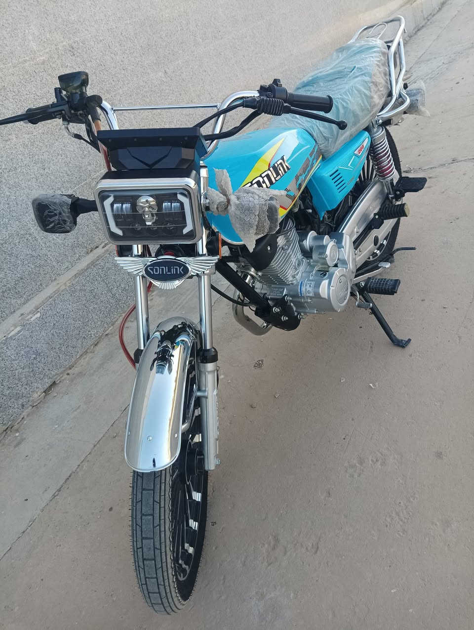 سيفان. جديده صارله شهرين من طالعه من وكيل. أوراق اسكنر.. كفاله عامه. 
مكينه.200cc.تشغيل عن بعد بصمات 2
السعر .. 850 بيه مجال اذا شراي 
عنوان بابل الهاشميه***********
