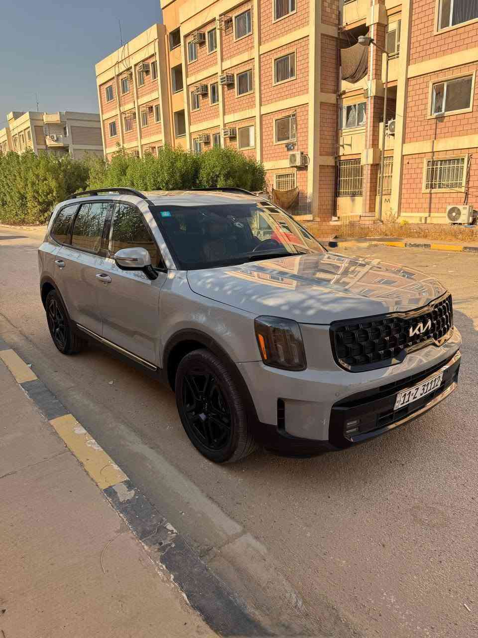 كيا تيلورايد موديل2024  ب فول مواصفات  
رقم بغداد /ماشيه 31 الف km
 محرك 6 سلندر 3800 
- كامرات 5 محيطية مراية داخلية كامرة 
-بصمة ابواب امامية  وبصمة تشغيل وتشغيل عن بعد
-لايتات زينون  
-اشارة في المرايا الجانبية مع حساسات الاجتياز 
-مصابيح ترحيب في مقابض الابواب + ترحيب بالمرايا 
-رادار امامي تفاعلي للتوقف التلقائي امامي خلفي وجانبي 
- السيارة فتحتين سقف 
-حساسات امامي خلفي
-غرفة السيارة جلد  
تحكم كهربائي متكامل لمقاعد  المقدمة 
-المقاعد الامامية  تدفئة وتبريد  والخلفيه ايضا
-شاشة دشبول كبيرة لمجموعة من الايعازات والضبط
-بردات اصلية للابواب الخلفية  
-انارة محيطية
-مرايا جانبية شفط كهرباء 
-خاصية تحديد المسار والتنبيه عند الخروج من المسار
-المقعد الوسطي منفصل  VIP
-تبريد السيارة 3 قطع 
-وضعيات القيادة عدد 5 
-كشن السائق ذاكره 
- جنطة كهرباء  
-تحديد مسار الي + مثبت سرعة 
-تبريد خلفي منفصل
-الرقم ***********
الحادث موضح في الصور
السعر 228
