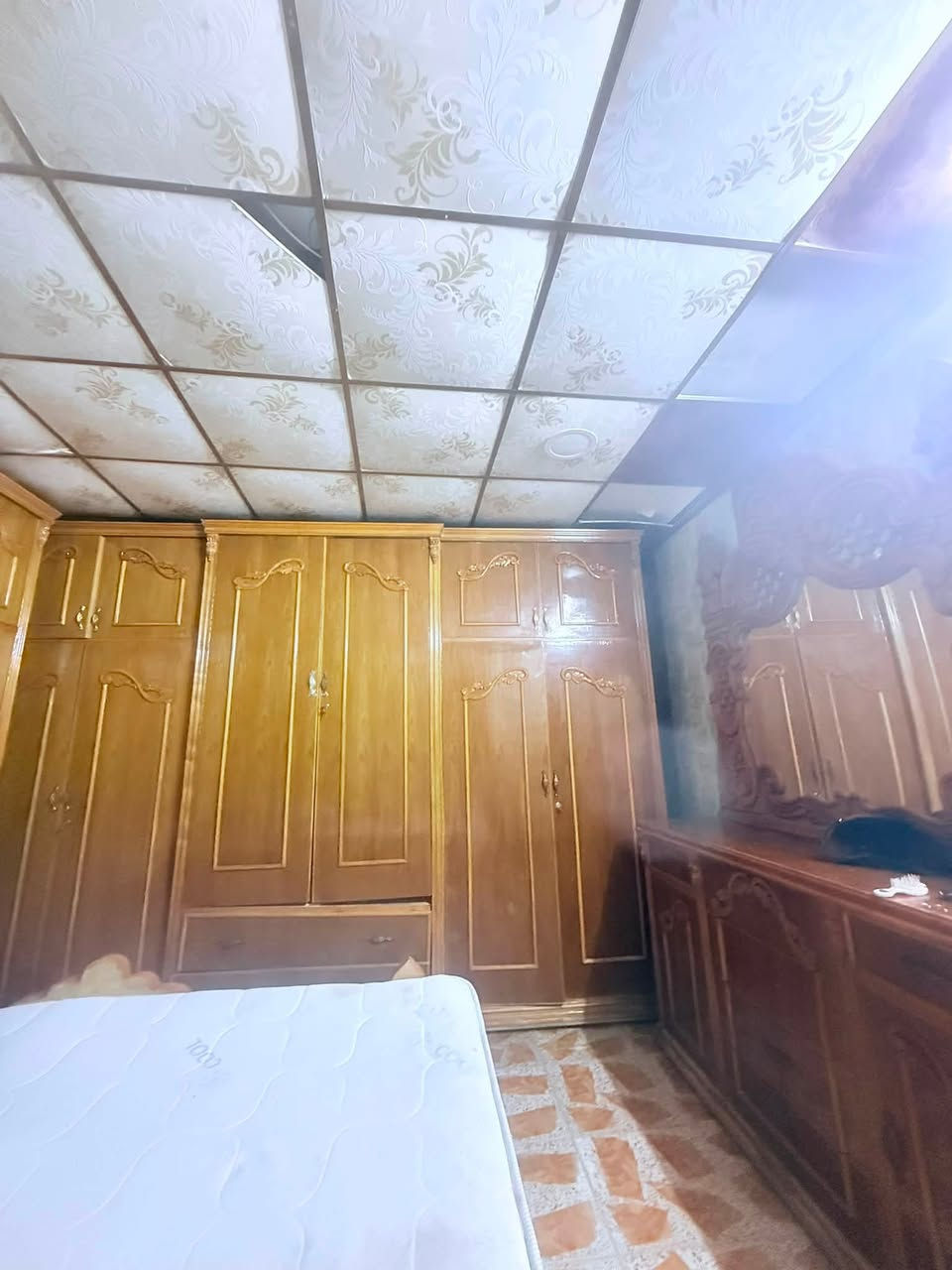 غرفه اخشاب نظيف.
***********
