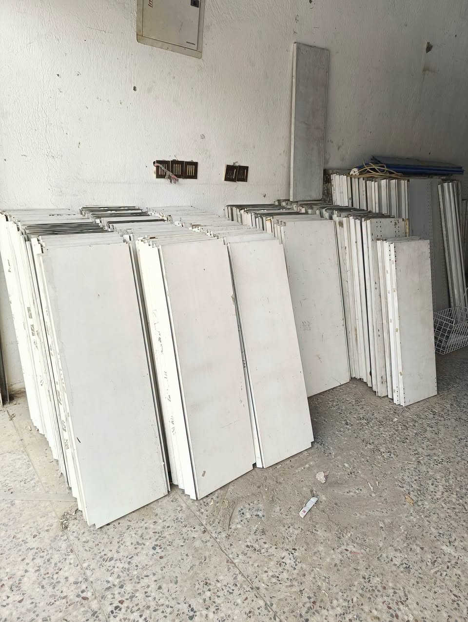 رفوف وسطي جداري اصلي بابل ابي غرق ***********.    ***********
