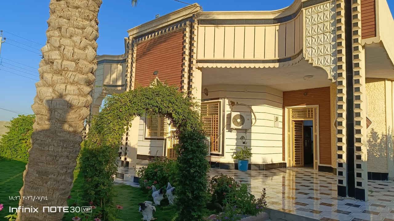 السلام عليكم
بيت للبيع في قريه المالحه الشرقيه 
مساحه البيت 600 متر 
متكون
 1 ربعه وحمام خاص بالربعه +هول+ثلاثه غرف نوم +صاله+حمام+مطبخ
+حديقه 
ملاحضه واصله كافه الخدمات تبليط بباب البيت ماء وكهرباء وخط مولد بناء حديث 
البيت كما موضح بالفديو والصور. للأستفسار الإتصال على الرقم ***********
