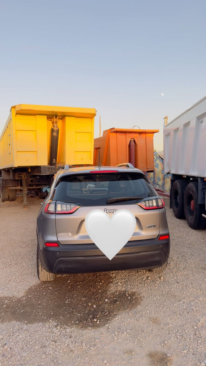 سلام عليكم للبيع او مراوس جيب شيروكي ( بزون ) لاتتيود2019
محرك V4 2400
مواصفات
لايت عدسة زنون - شاشة - كاميرا - شاشة اعطال
-باقي مواصفات الجيب معروفة
محرك وكير بلاديات بدون فتح
رقم نجف انكليزي جديد وسنوية مجددة السيارة حرة بإسمي تحويل بأي وقت
السيارة من امريكا  حادثها فقط طرف البنيد وطرف الجاملغ و ضربة بالباب الخلفية ضربة بسيطة 
للتواصل *********** متواجد واتساب وخط
