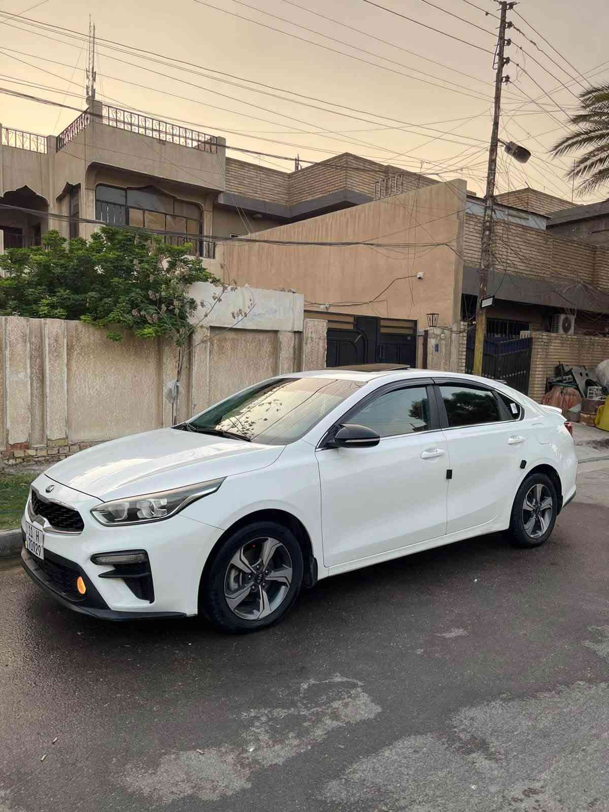 السلام عليكم
للبيع كيا سيراتو 2019 خليجي 

ماشية 79 الف كيلو

فول مواصفات 1/1 

السياره بدون صبغ / بدون تبديل 

1600 دوش  + كير At على وضع الشركة

سلايد

مري شفط

تبريد قطعتين 

شاشه + كامره

داخل جلد 

دوشمه ارضيه جلد 

المكان الغزالية
السعر 143 وبيها مجال
***********
