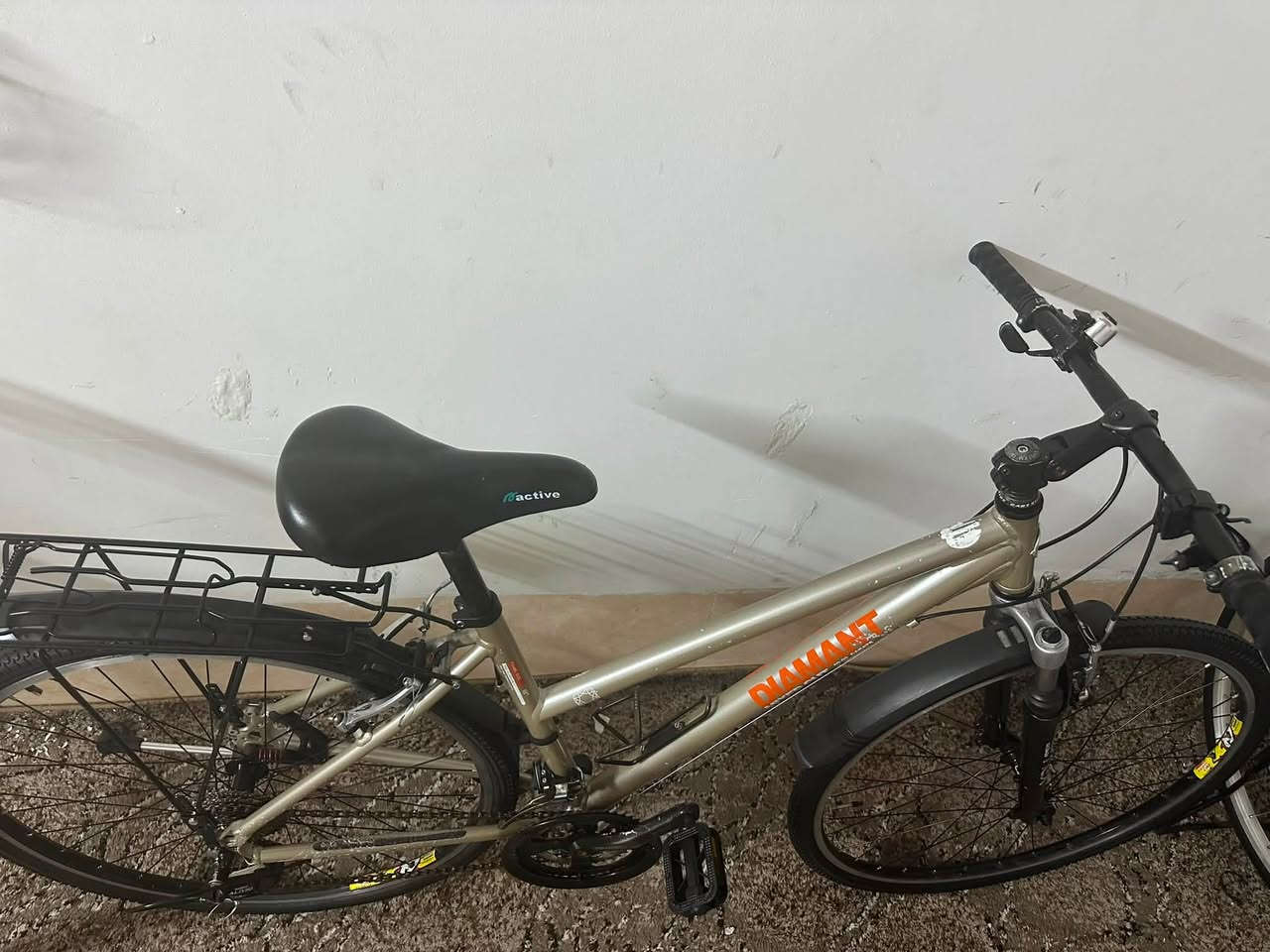 🚴‍♂️ للبيع – مارکة دایموند
🔹 أوروبية
🔹 لم تُستخدم داخل العراق
🔹 الحجم: C700 / 28
🔹 فافون أمامي مزدوج
🔹 الغيارات: 3×8
🔹 قفل مزدوج
🔹 قياس الإطار: Medium (M)
💰 السعر: 190 ألف ومجال 

📍 المكان: أربيل
📞 ***********

